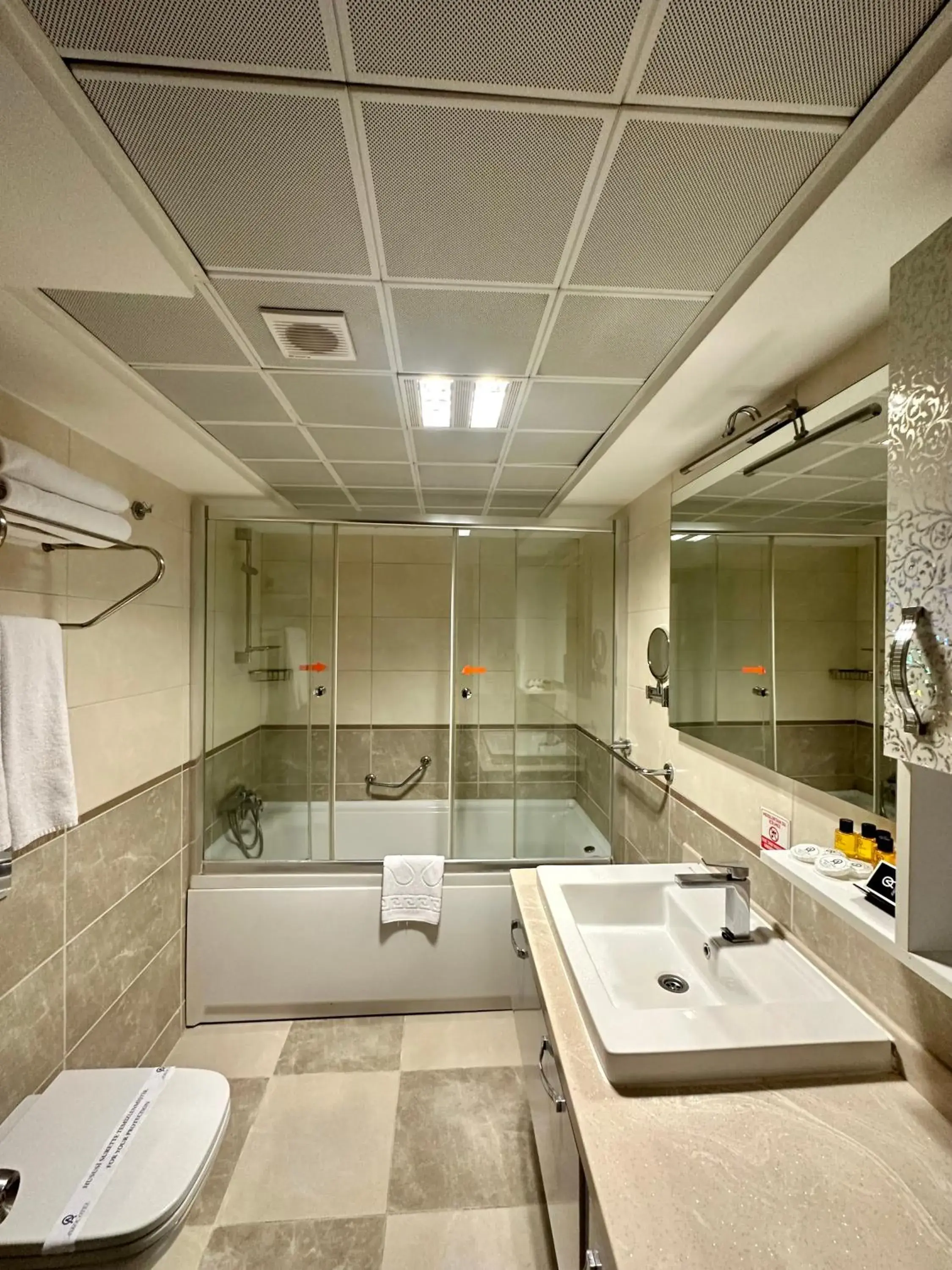 Bathroom, Kitchen/Kitchenette in Askoc Hotel & SPA