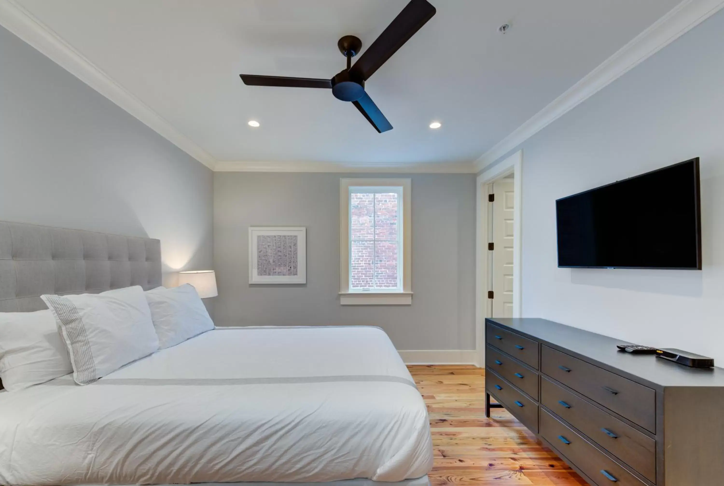 TV and multimedia, Bed in The Quarters on King TV and multimedia, Bed in The Quarters on King