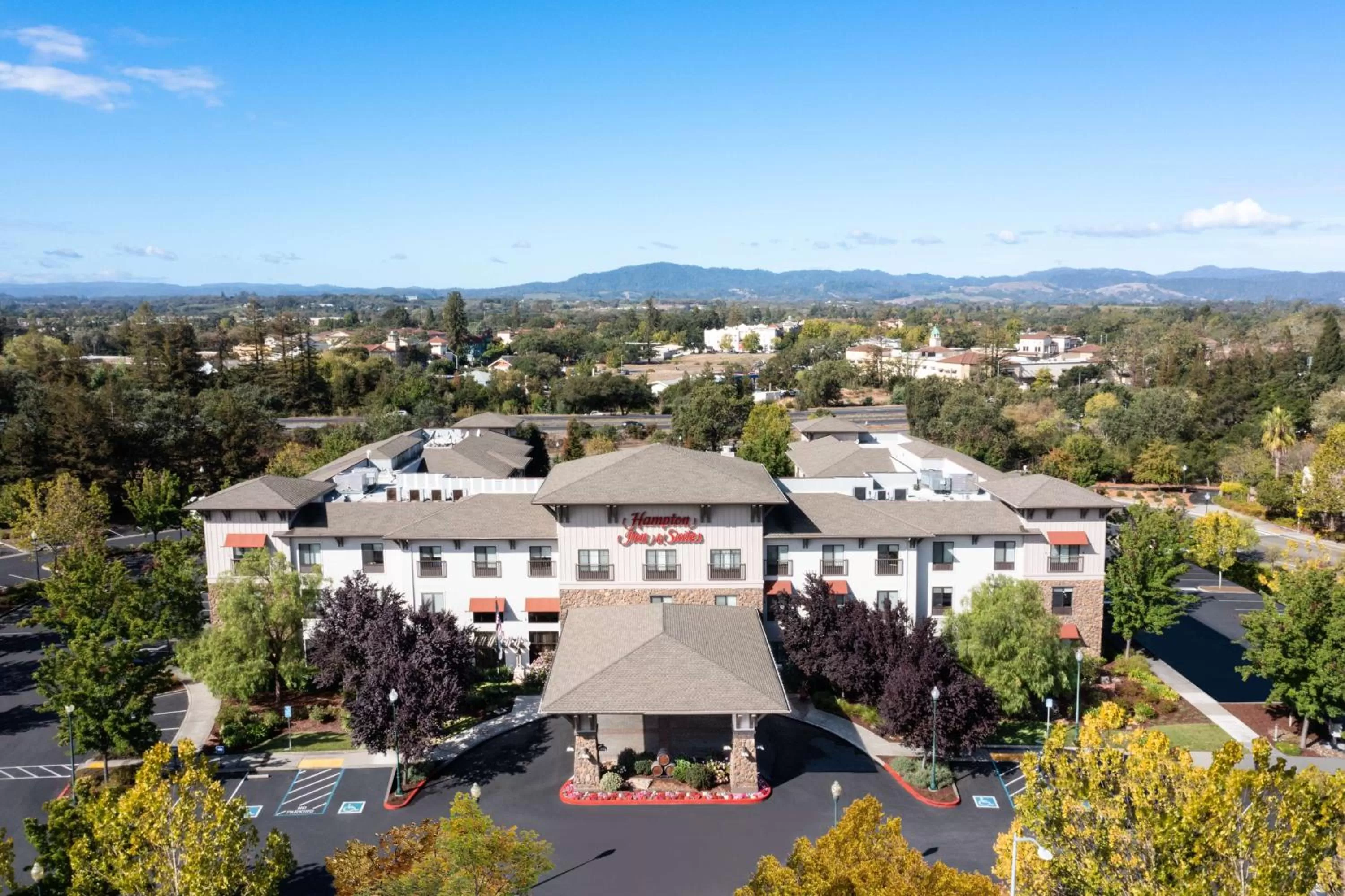 Property building in Hampton Inn & Suites Windsor-Sonoma Wine Country