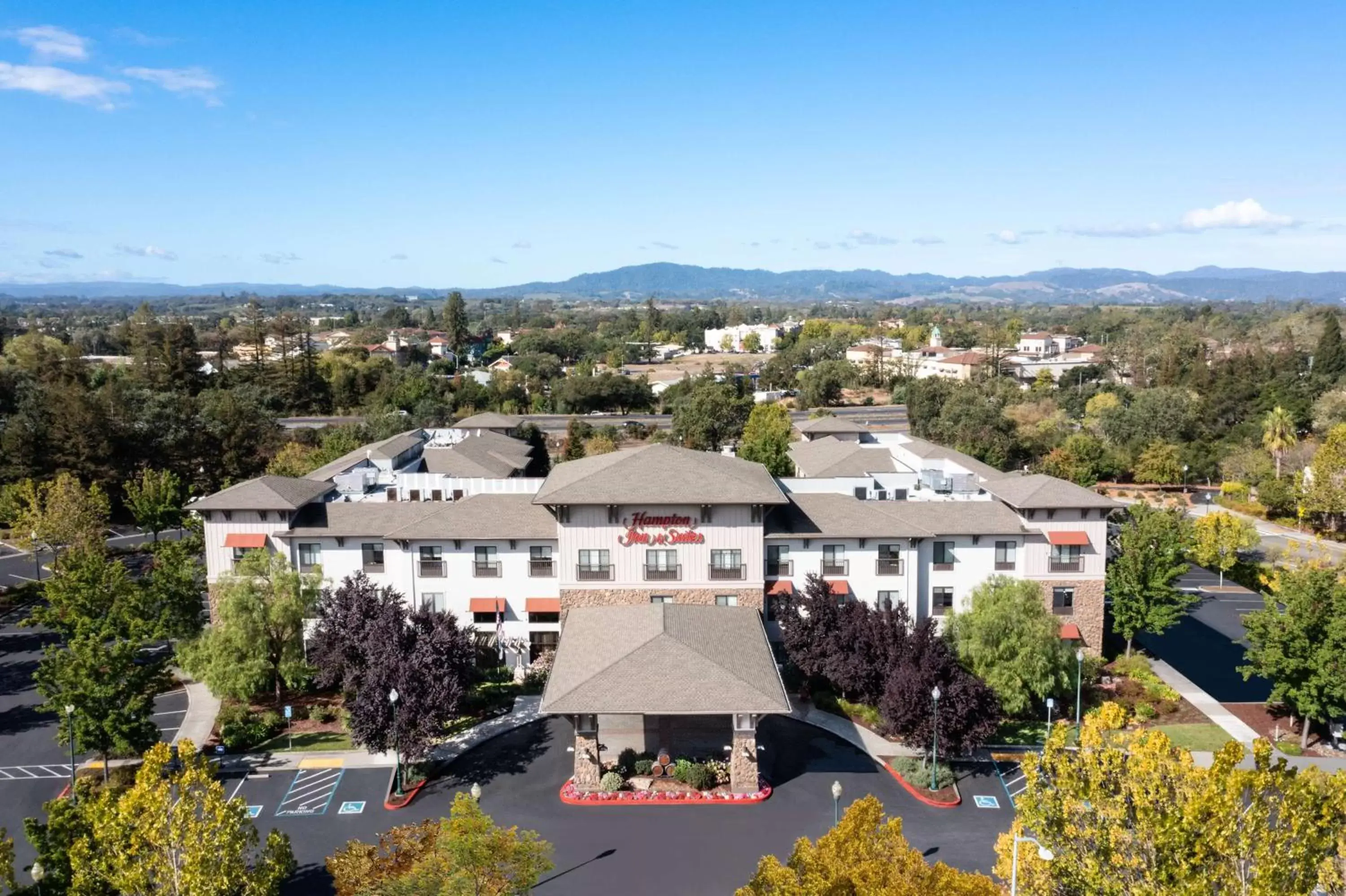 Property building, Bird's-eye View in Hampton Inn & Suites Windsor-Sonoma Wine Country