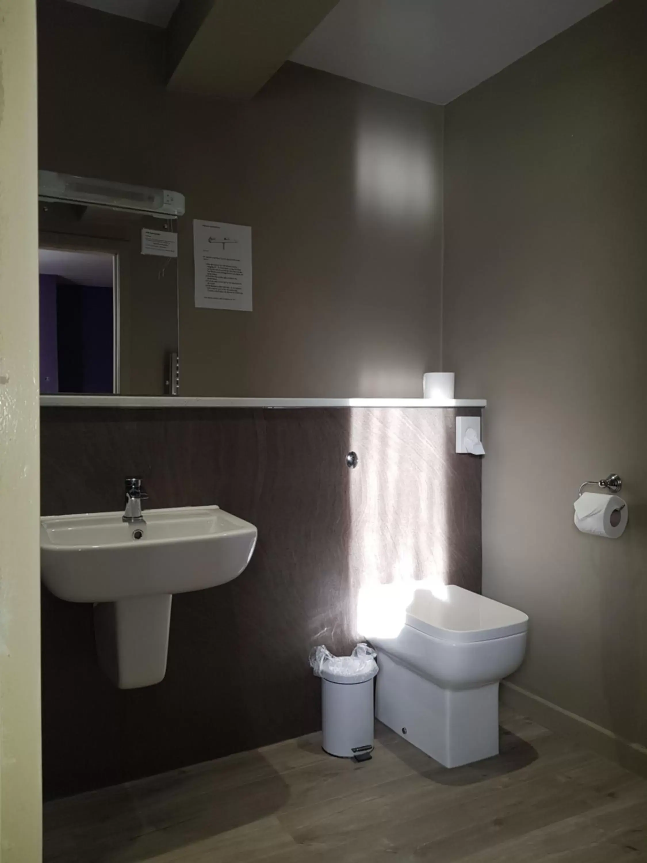 Bathroom in Dunmuir Hotel