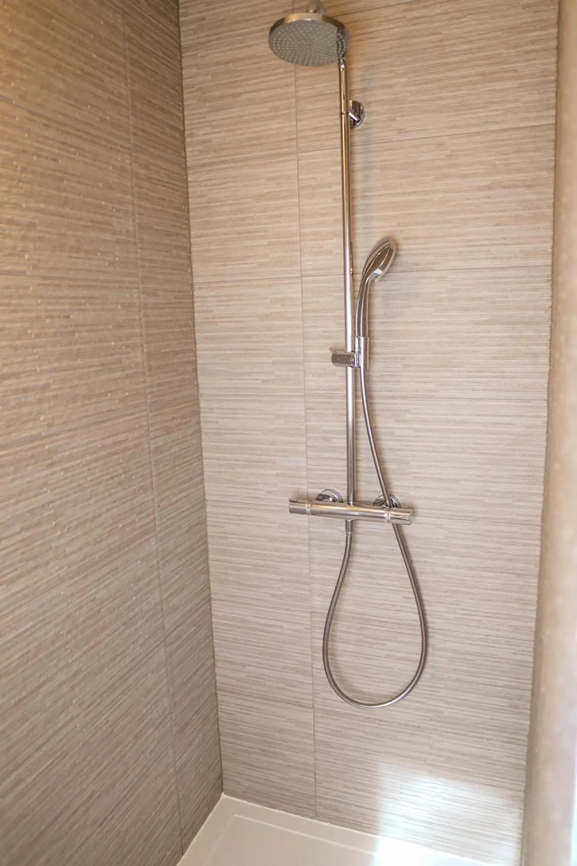 Shower, Bathroom in Hotel Gravensteen