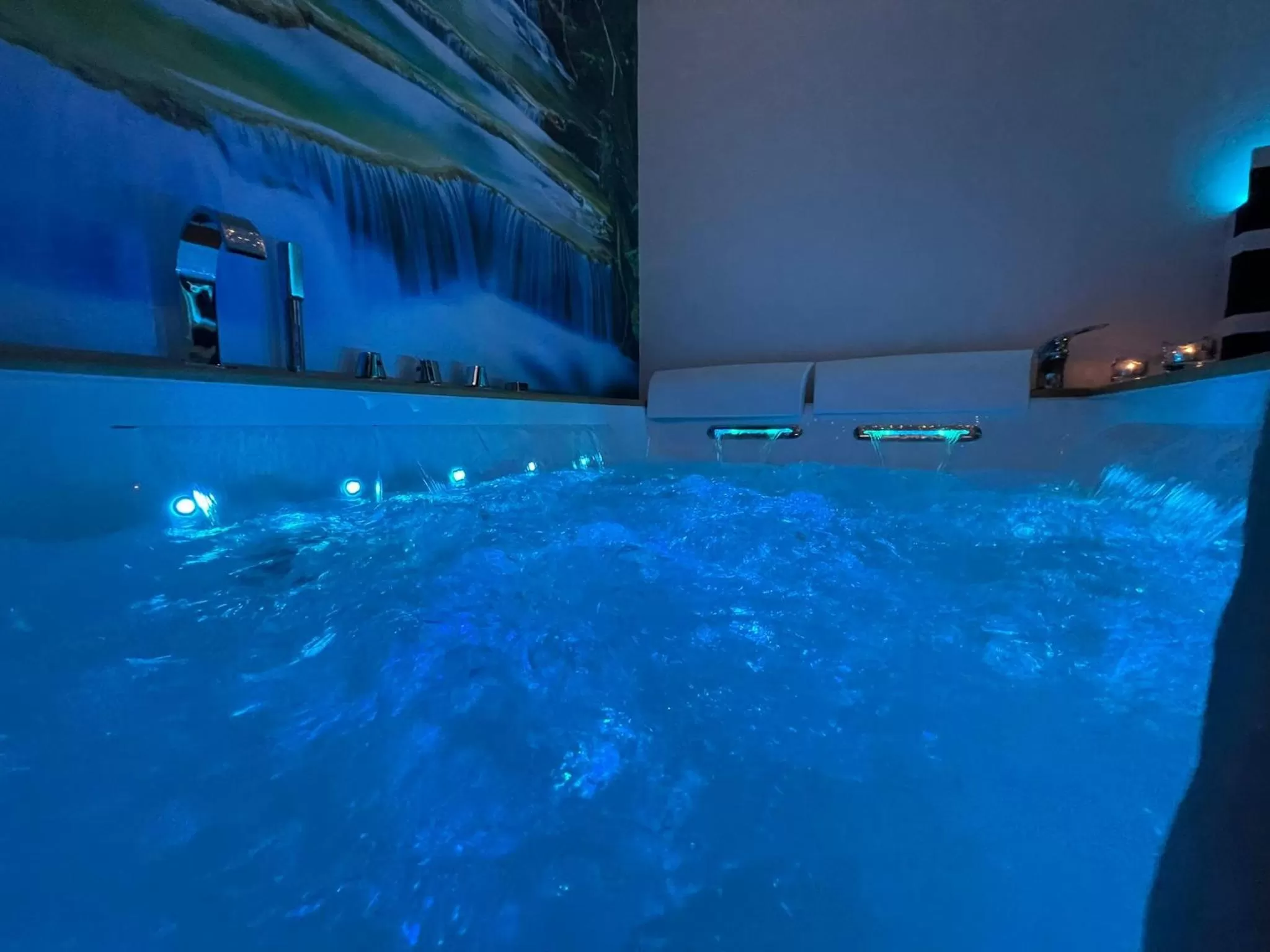 Hot Tub in Suite Ciclopi Acitrezza
