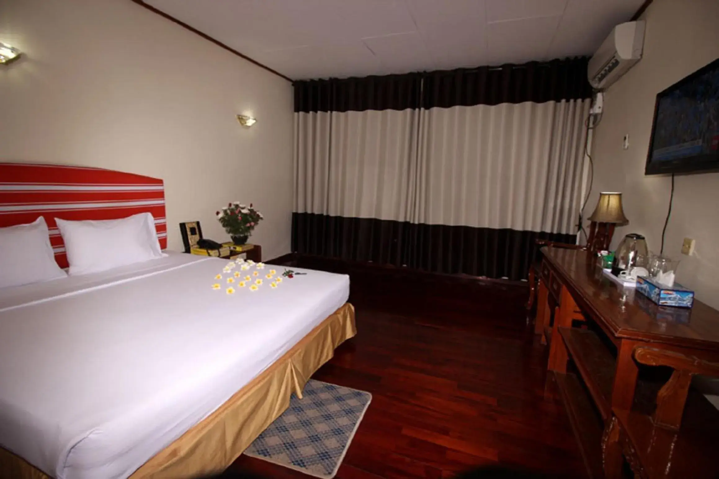 Photo of the whole room, Room Photo in Myanmar Life Hotel