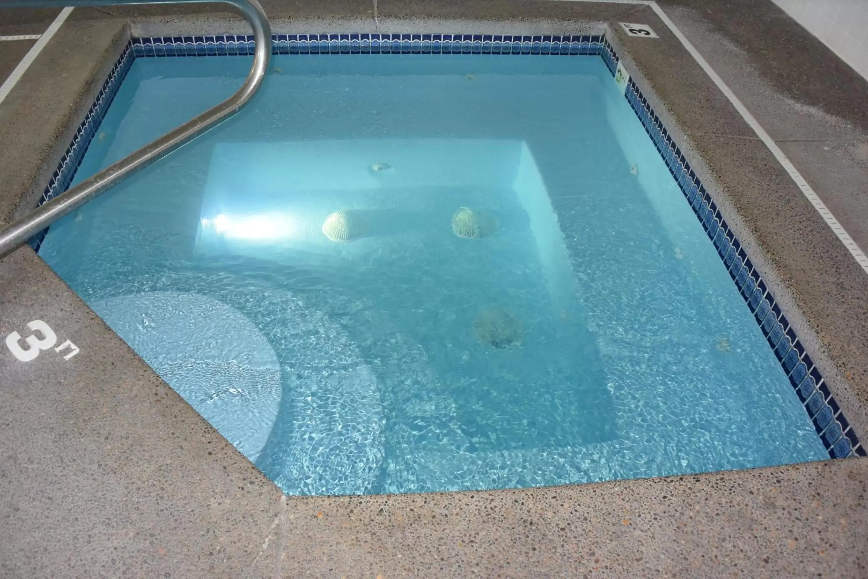 Hot Tub, Swimming Pool in Travelodge by Wyndham, Newberg