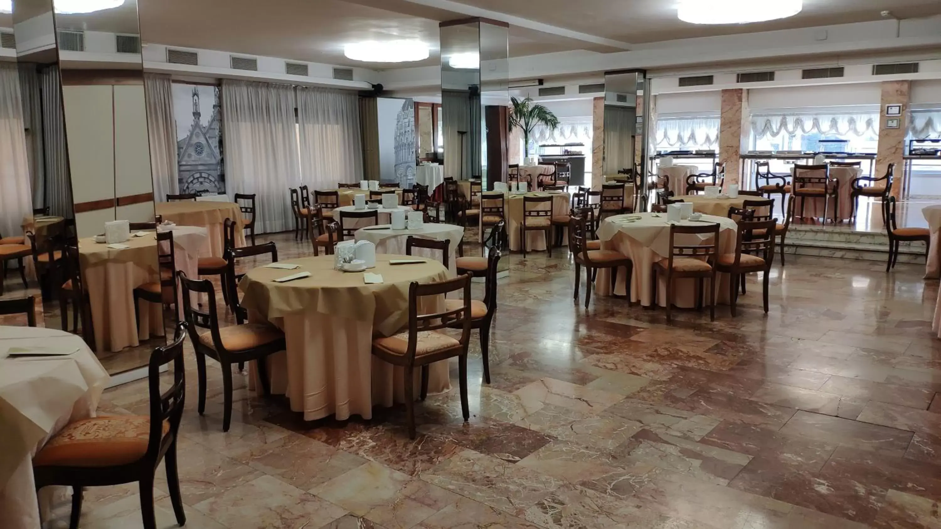 Breakfast, Restaurant/Places to Eat in Grand Hotel Duomo