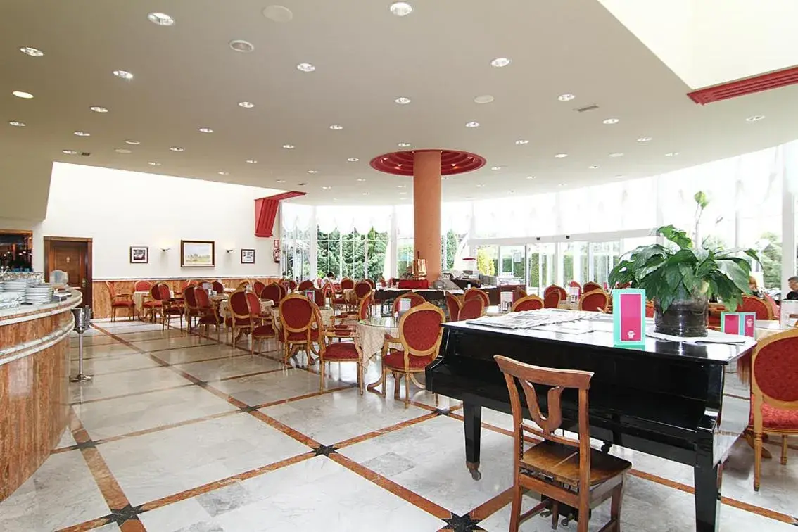 Lounge or bar, Restaurant/Places to Eat in Hotel Begoña Park