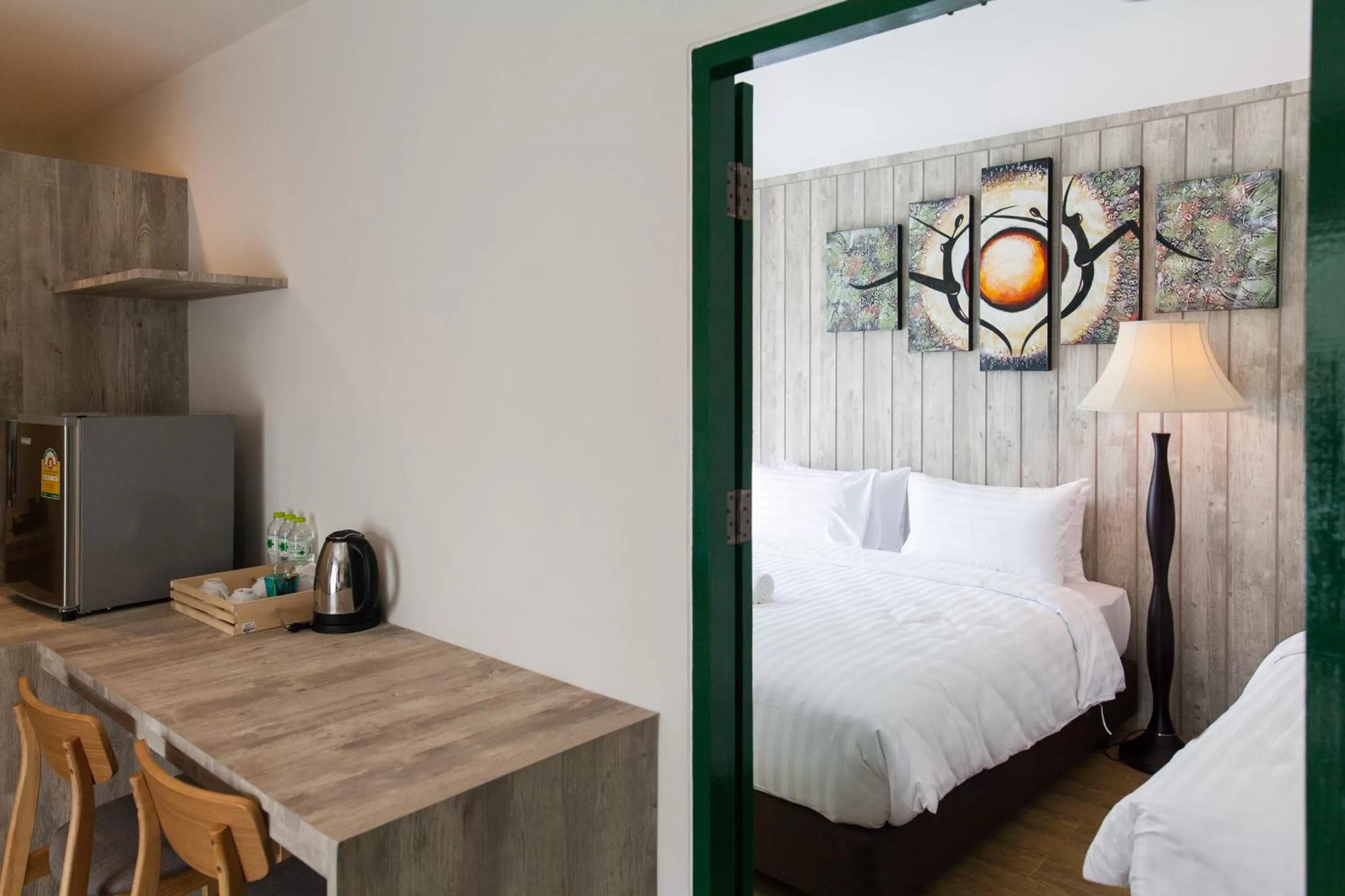 Photo of the whole room, Bed in Anchan Laguna Hotel โรงแรมอัญชันลากูน่า