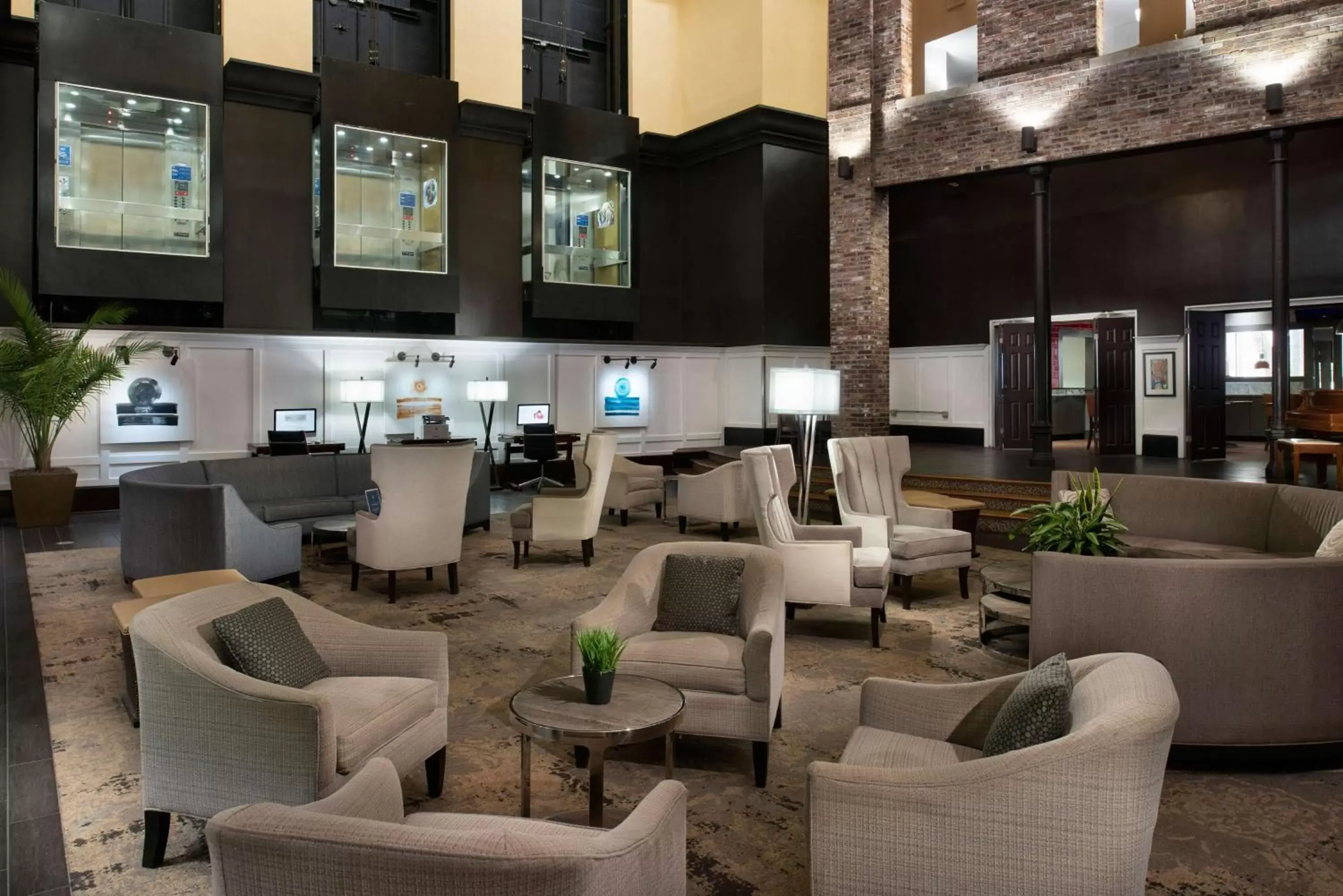 Lobby or reception, Lounge/Bar in DoubleTree by Hilton Memphis Downtown