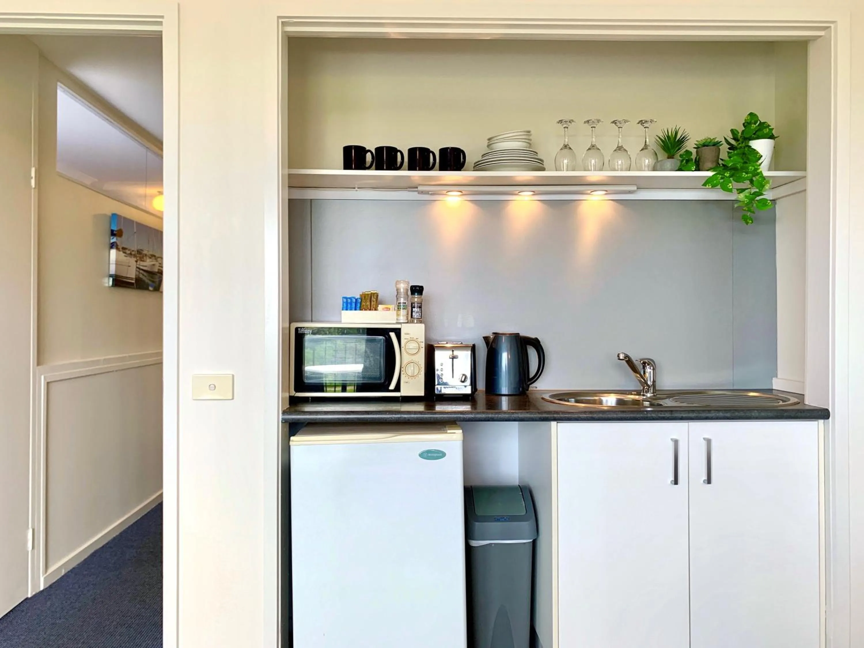 Kitchen or kitchenette in Apollo Bay Waterfront Motor Inn