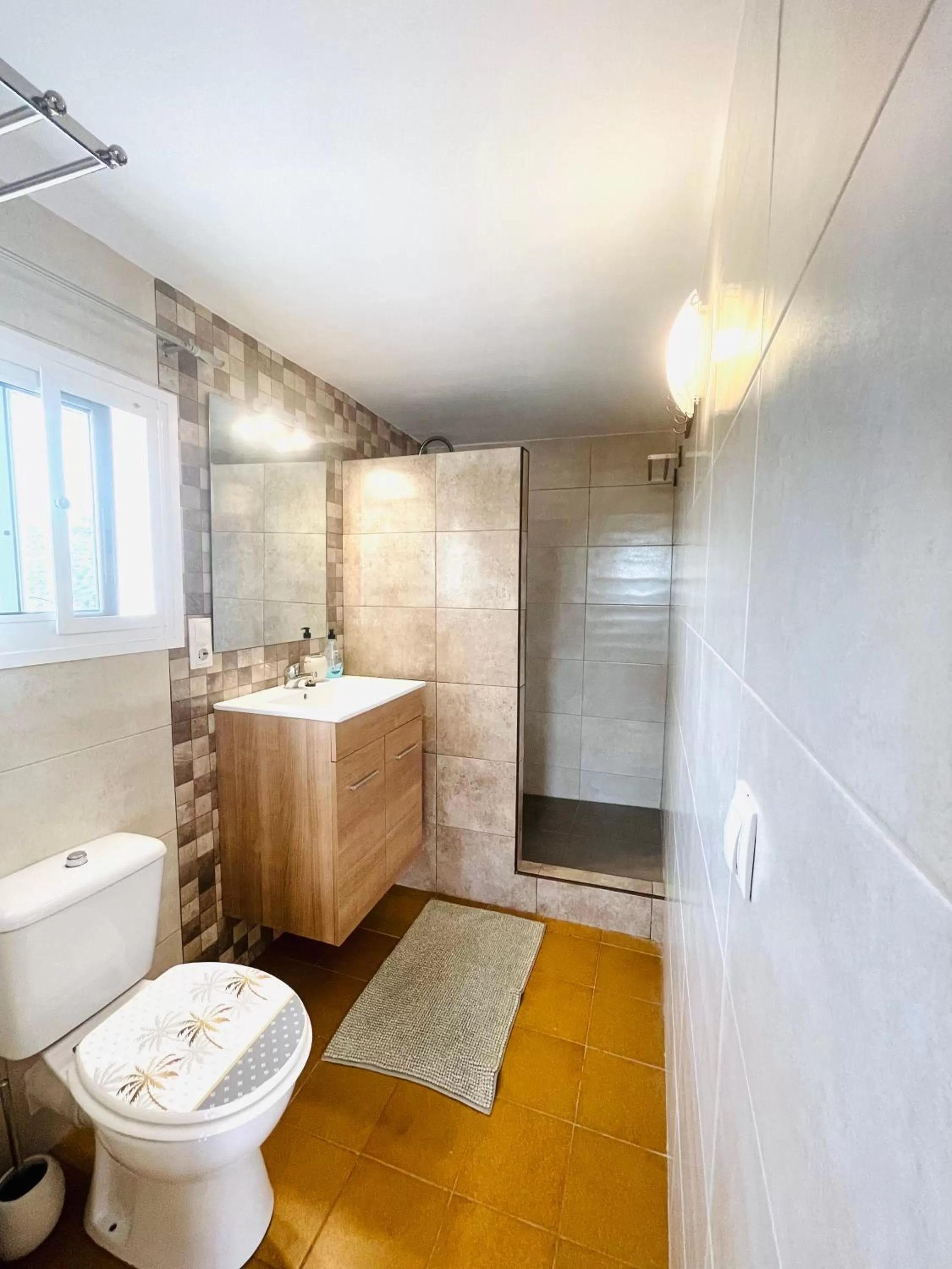 Bathroom in Casira, studios en kamers,Viñuela, Costa Del Sol