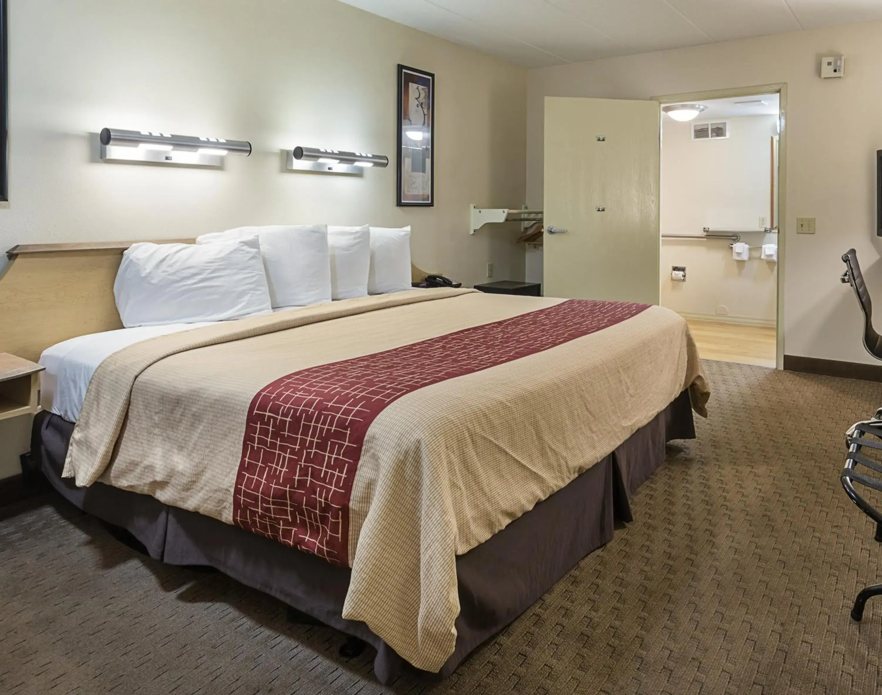 Bedroom, Bed in Red Roof Inn Memphis East