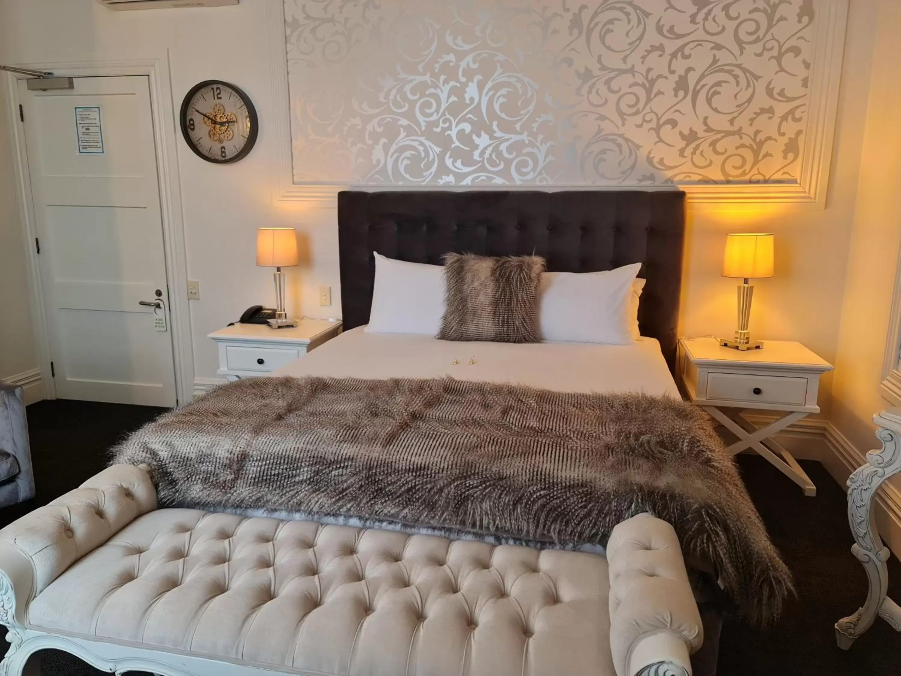 Bedroom, Bed in Hotel D'urville Blenheim