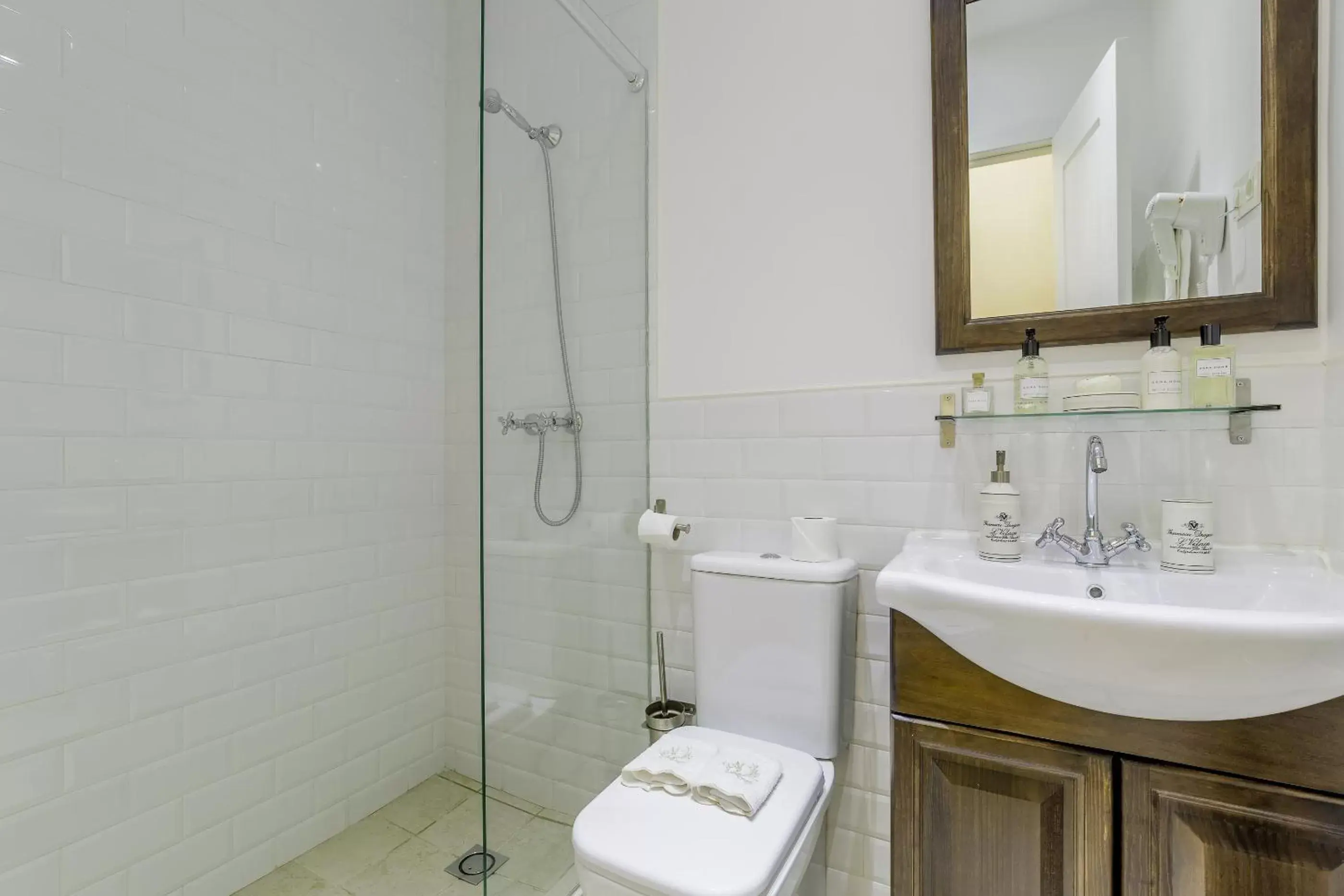 Shower, Bathroom in Oriente Palace Apartments