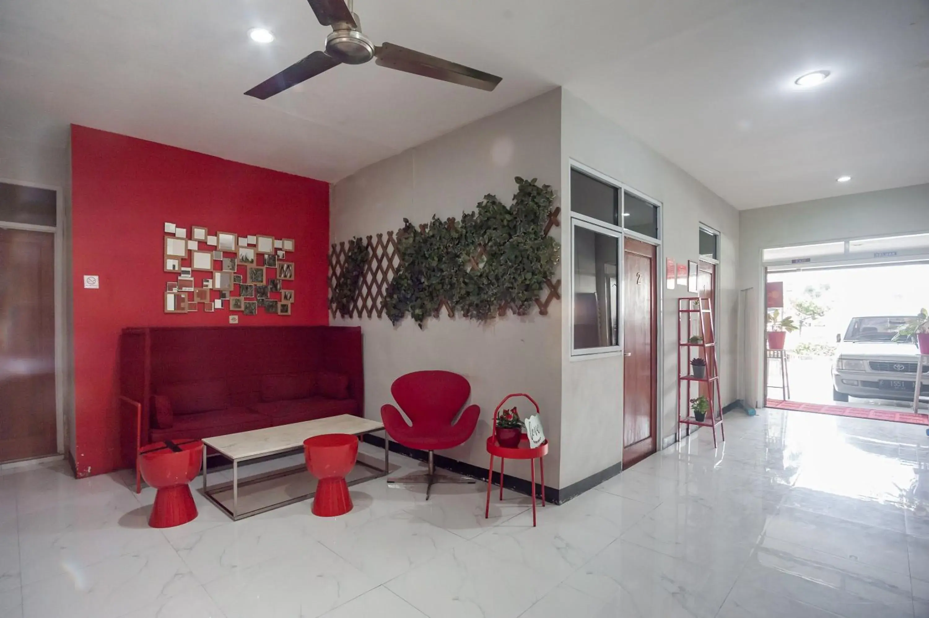 Living room, Lobby/Reception in RedDoorz Plus near Mall Kelapa Gading