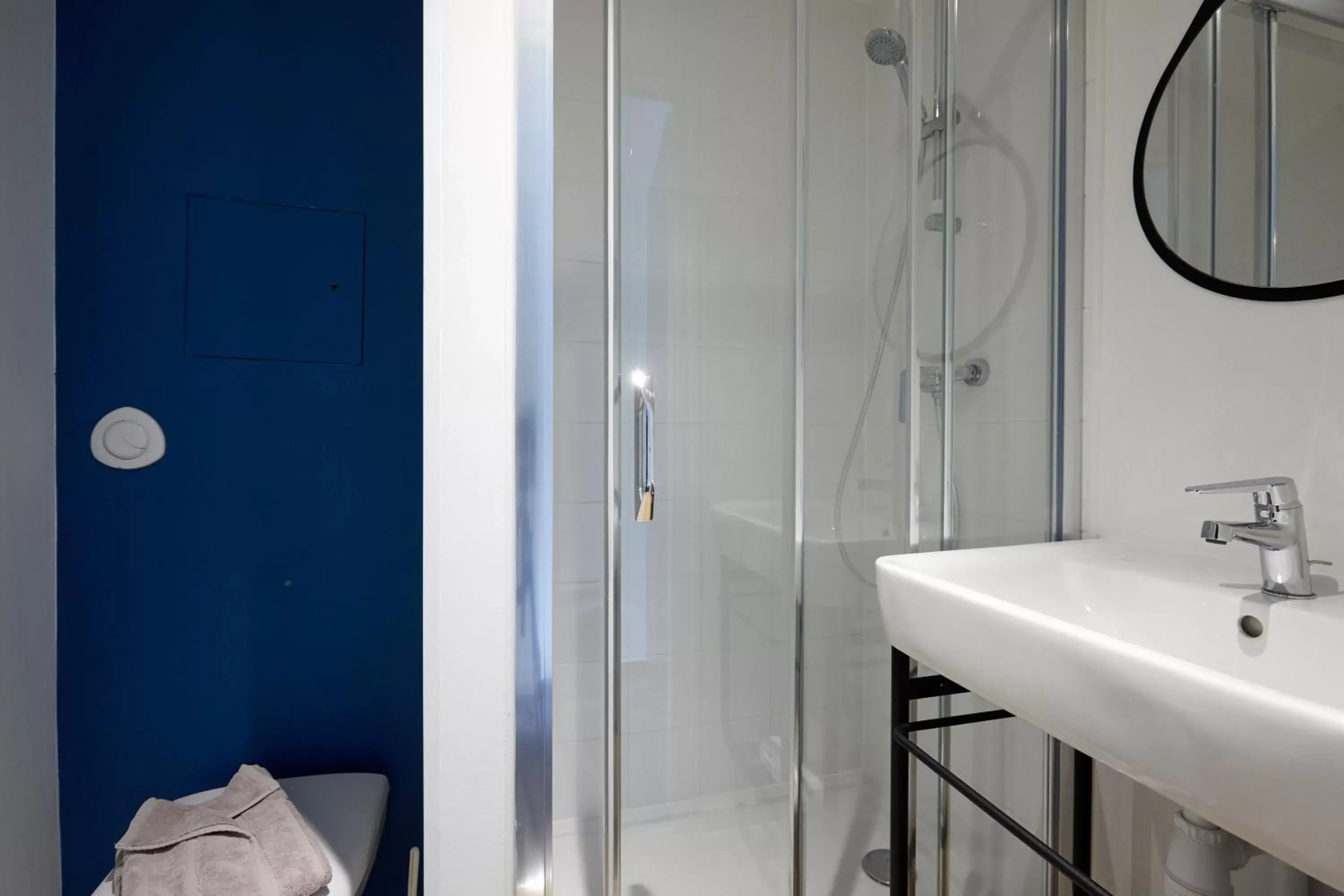 Shower, Bathroom in KYRIAD DIRECT Orleans - La Chapelle St Mesmin