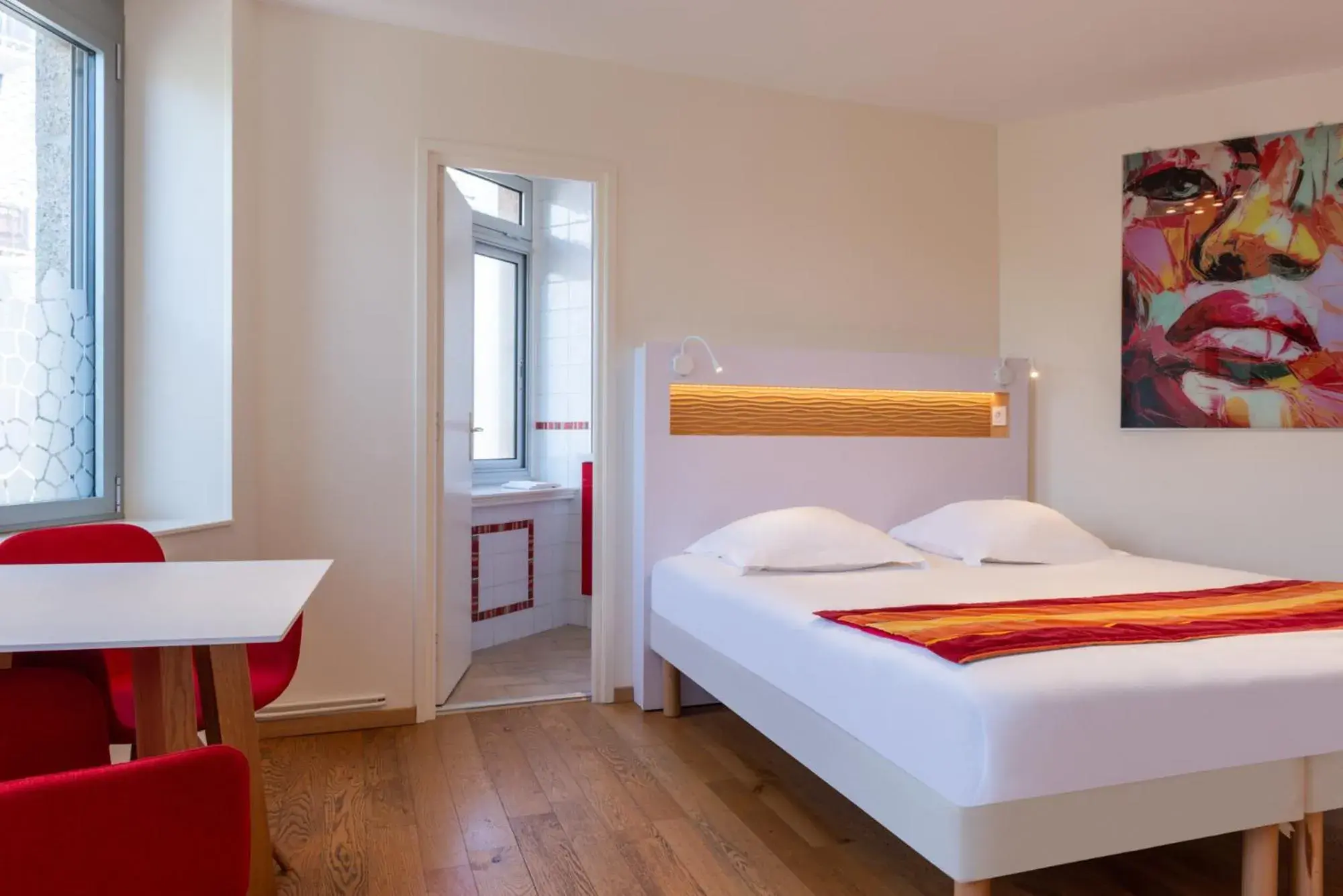 Bedroom, Bed in Hotel de Perros, The Originals Boutique (Inter-Hotel)