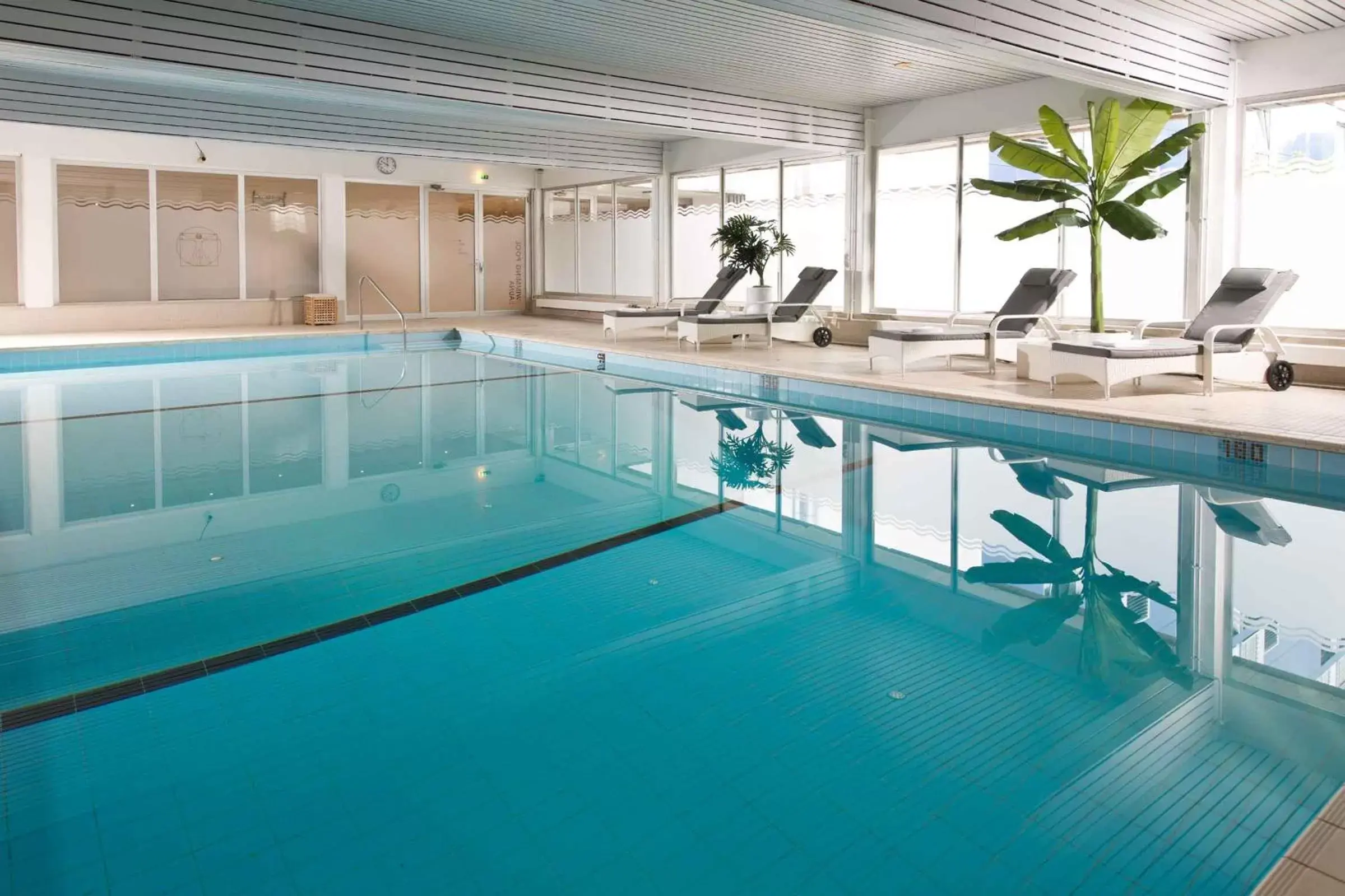 Swimming Pool in Leonardo Hotel Wolfsburg City Center