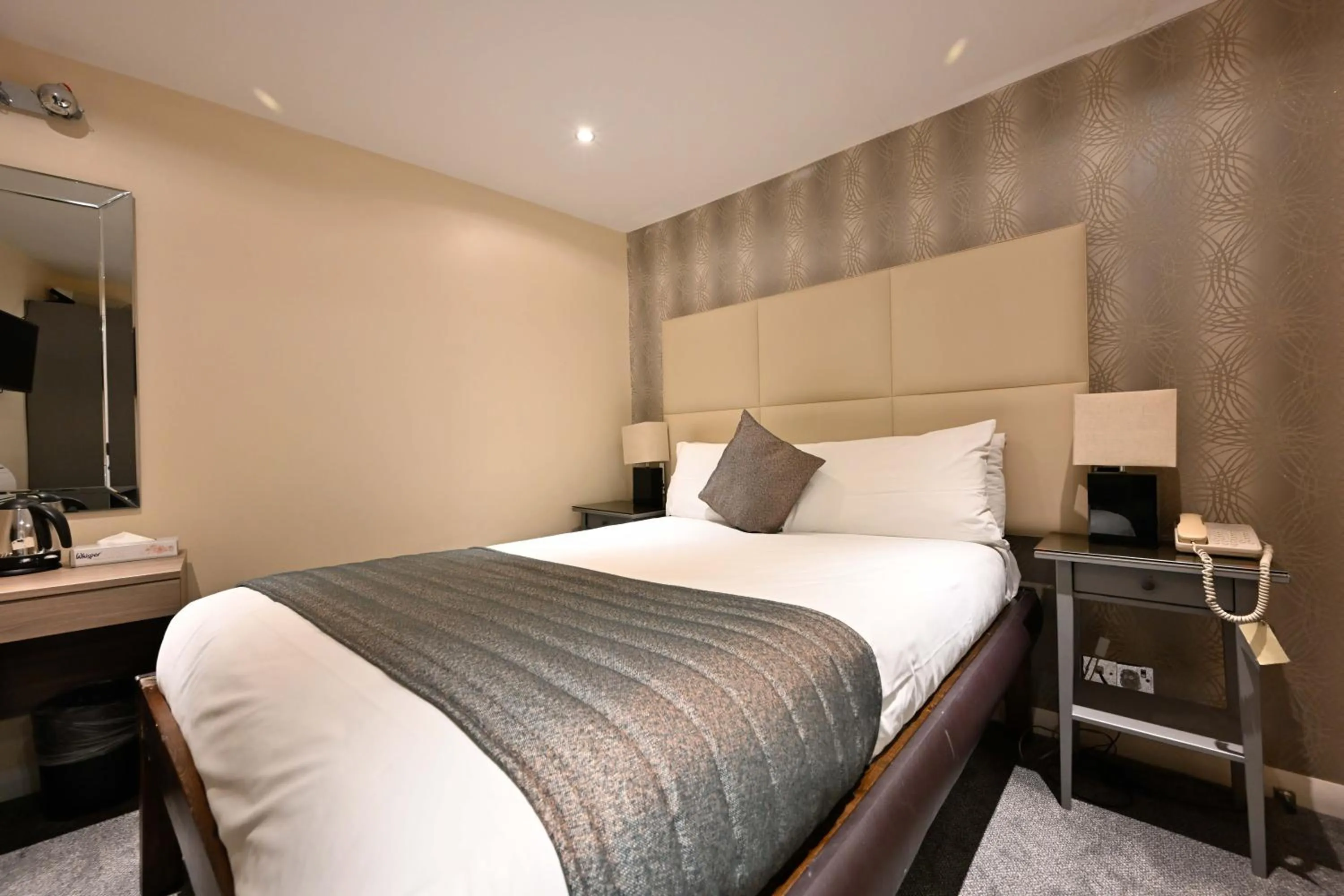 Bedroom, Bed in Duke Of Leinster Hotel