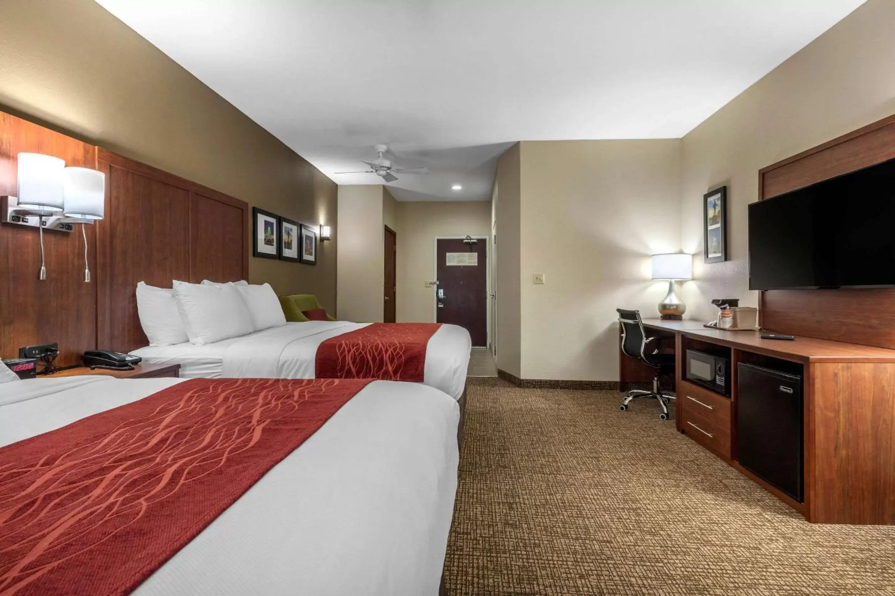 Photo of the whole room, Bed in Comfort Inn & Suites Montgomery East Carmichael Rd