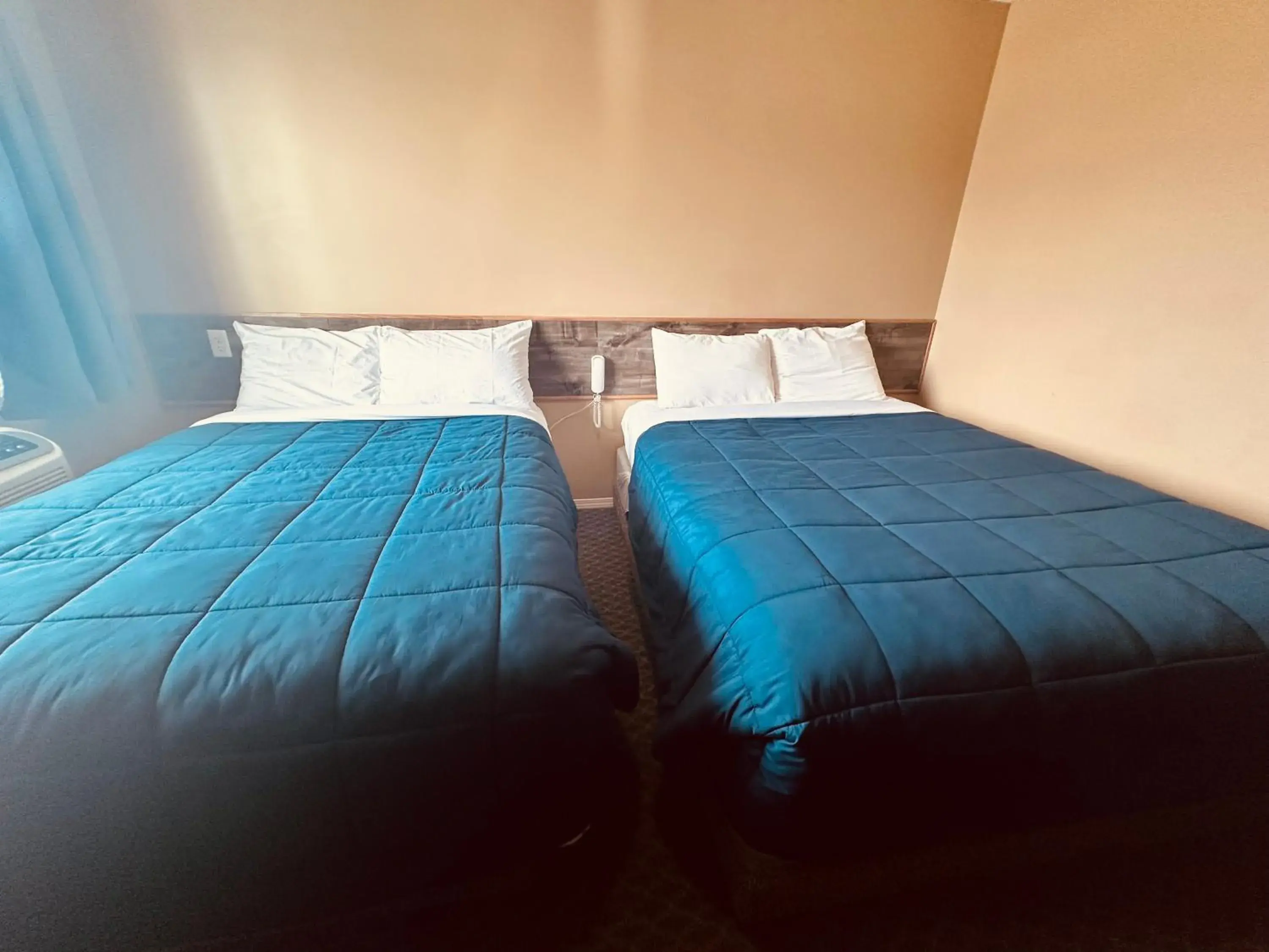 Bedroom, Bed in Voyageur Motel