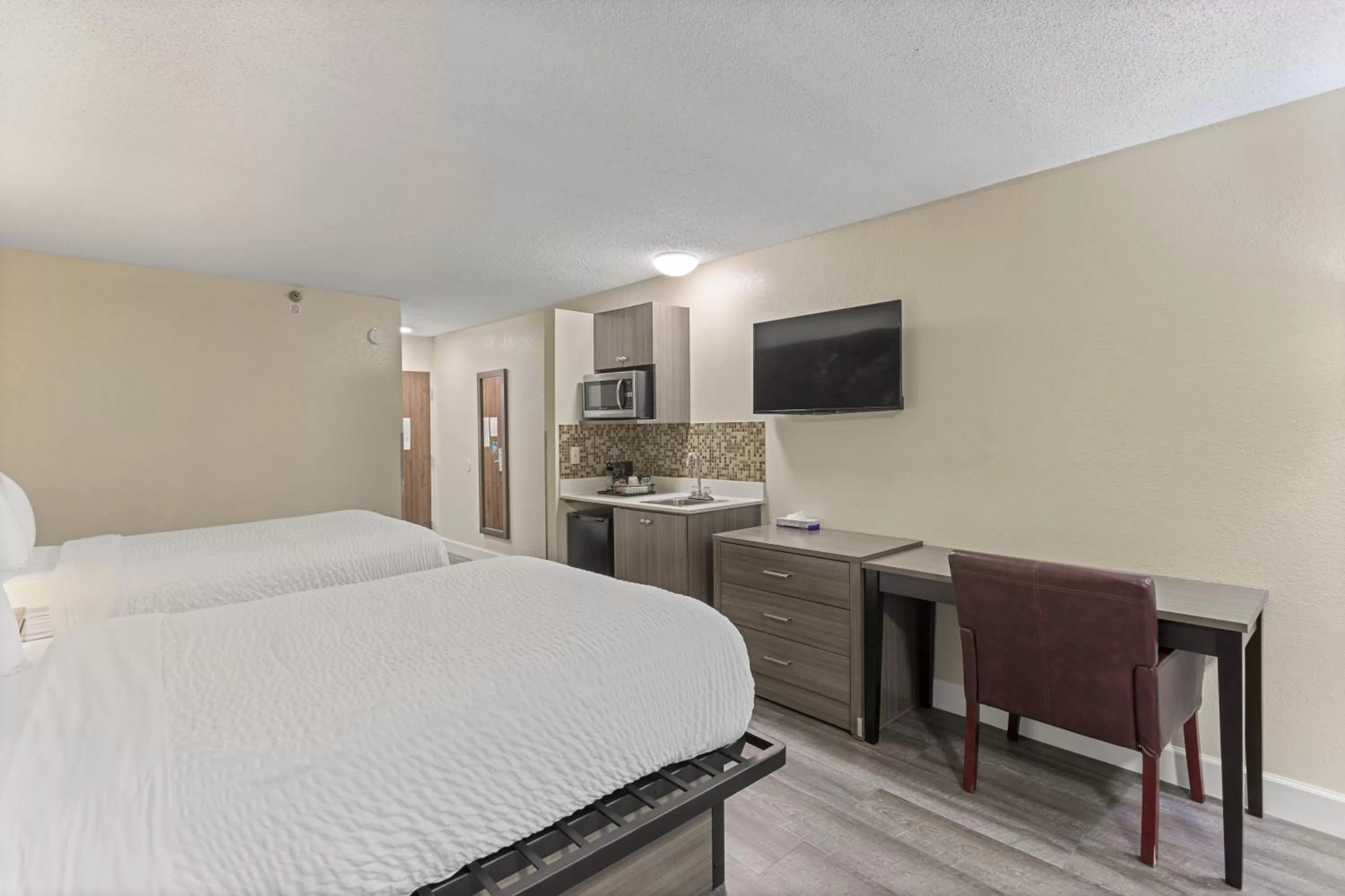 Photo of the whole room, Bed in Clarion Pointe Savannah Gateway I-95