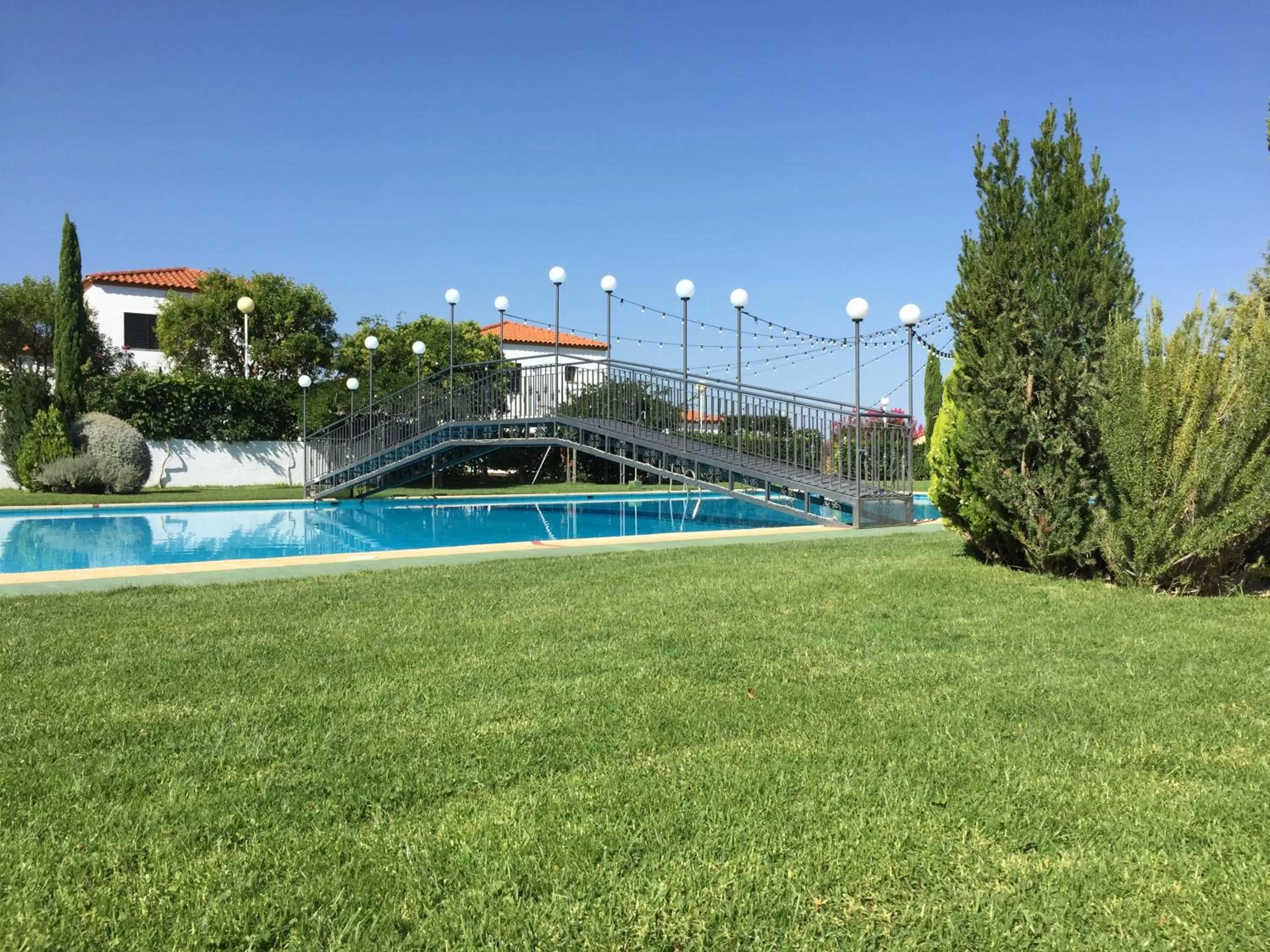Swimming pool in Apartamentos Atalayas Extremadura