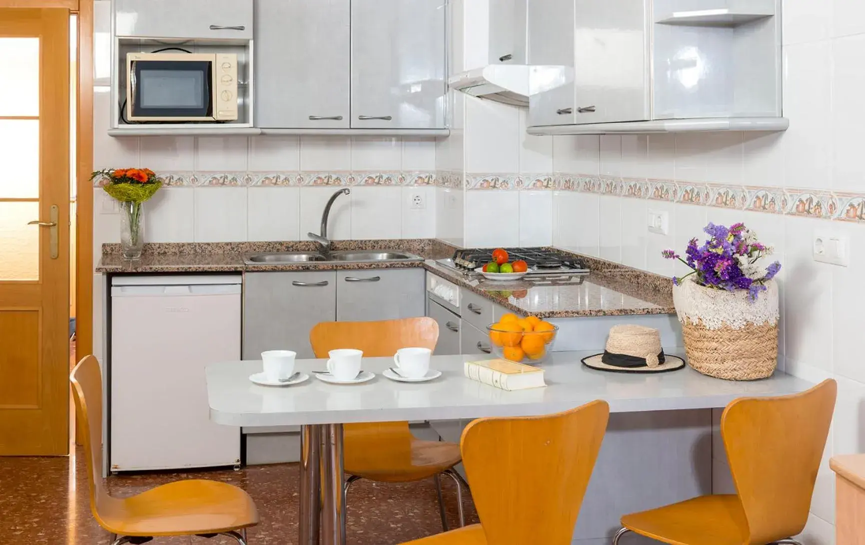 Coffee/tea facilities, Kitchen/Kitchenette in Apartaments Els Llorers
