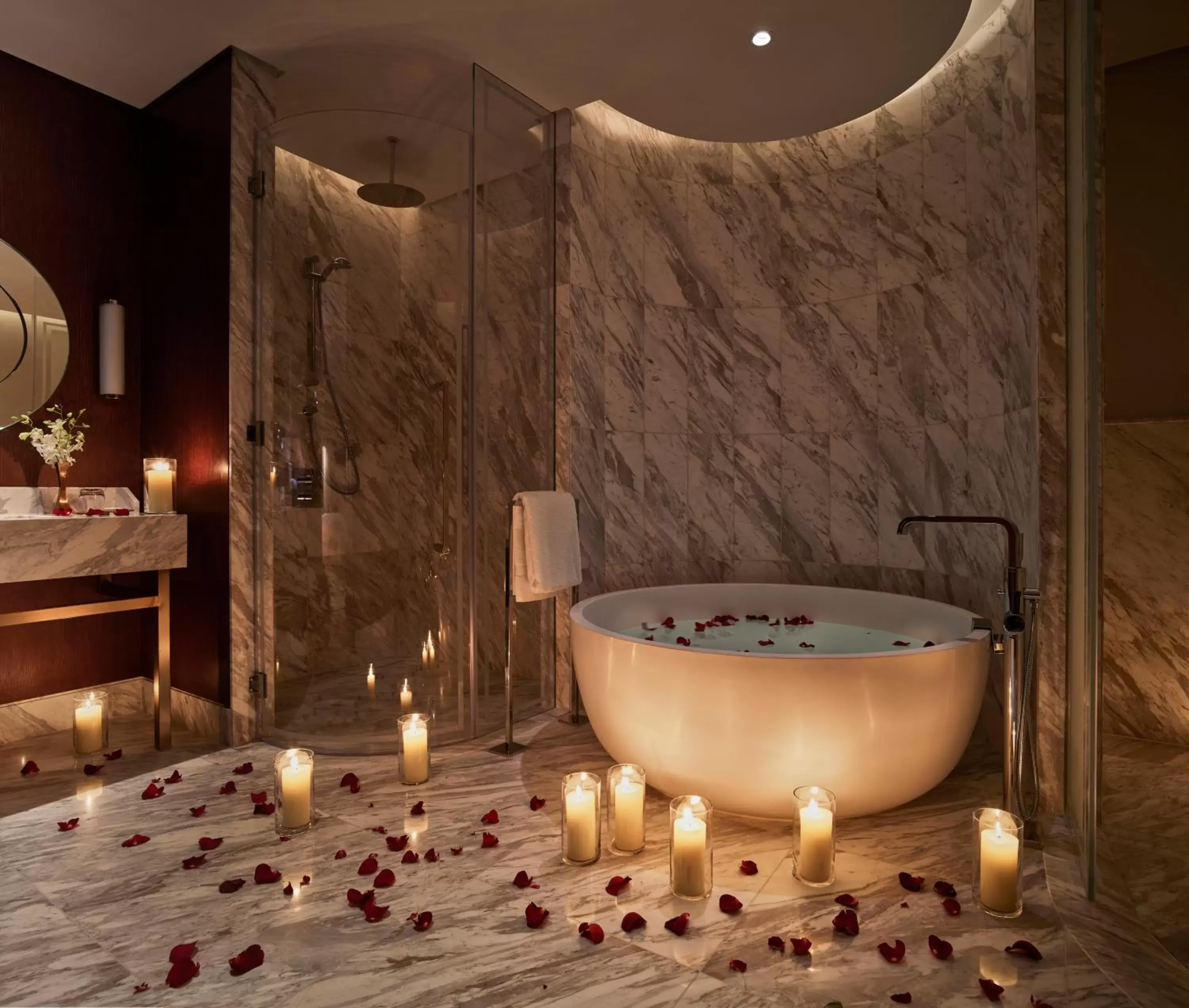 Hot Tub, Bathroom in Waldorf Astoria Dubai International Financial Centre