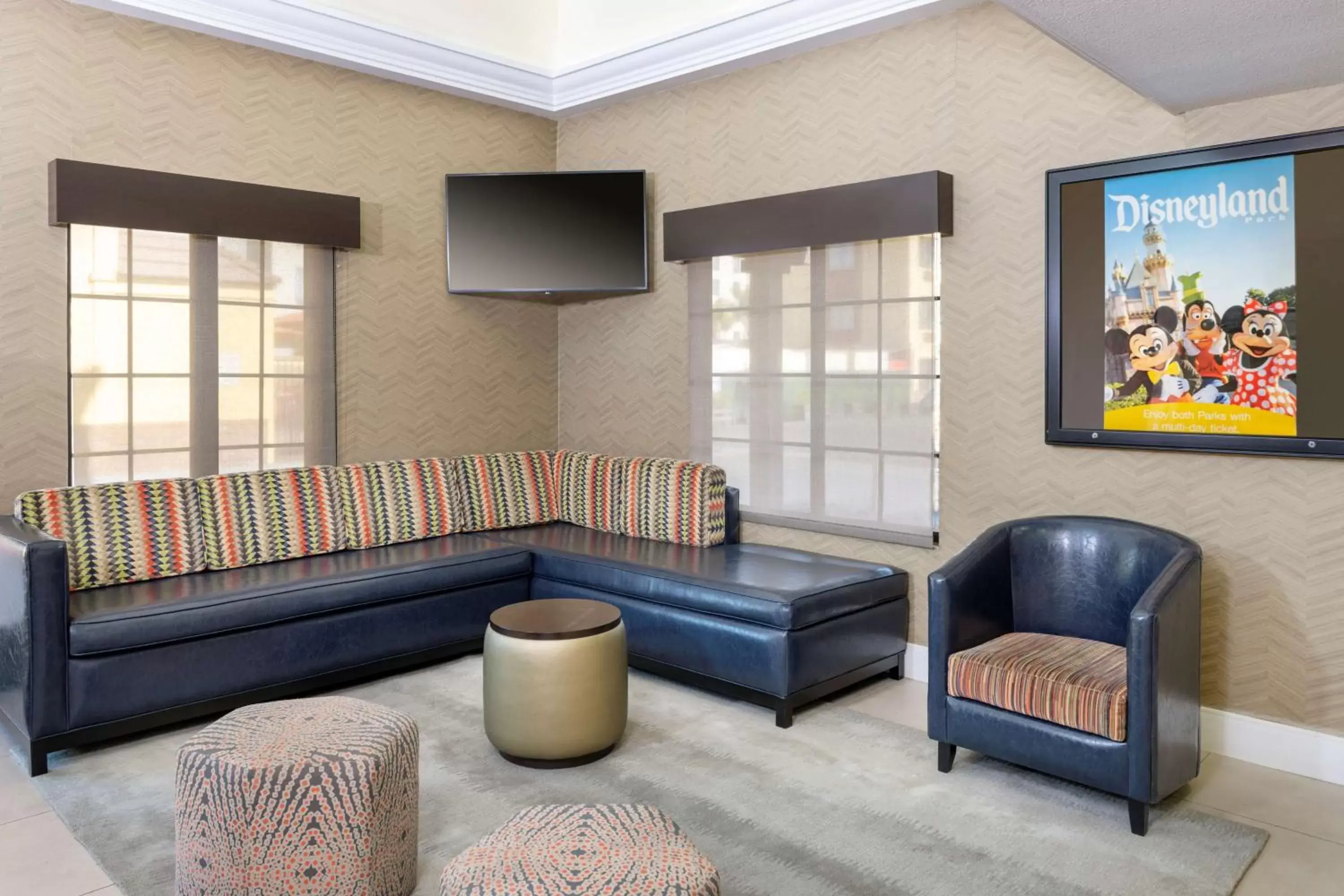 Lobby or reception, Seating Area in Best Western Plus Raffles Inn & Suites