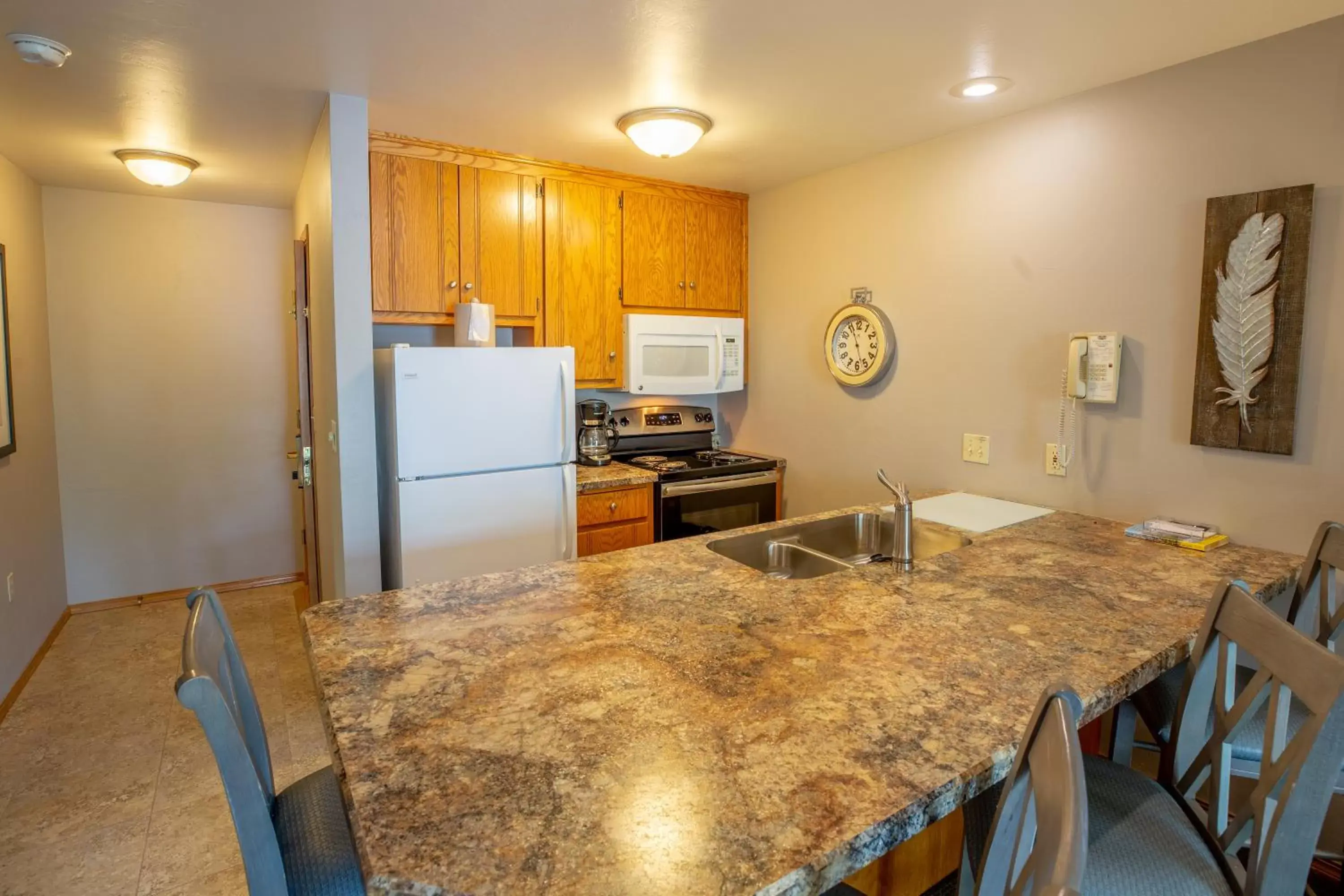 Kitchen or kitchenette, Kitchen/Kitchenette in Westwood Shores Waterfront Resort