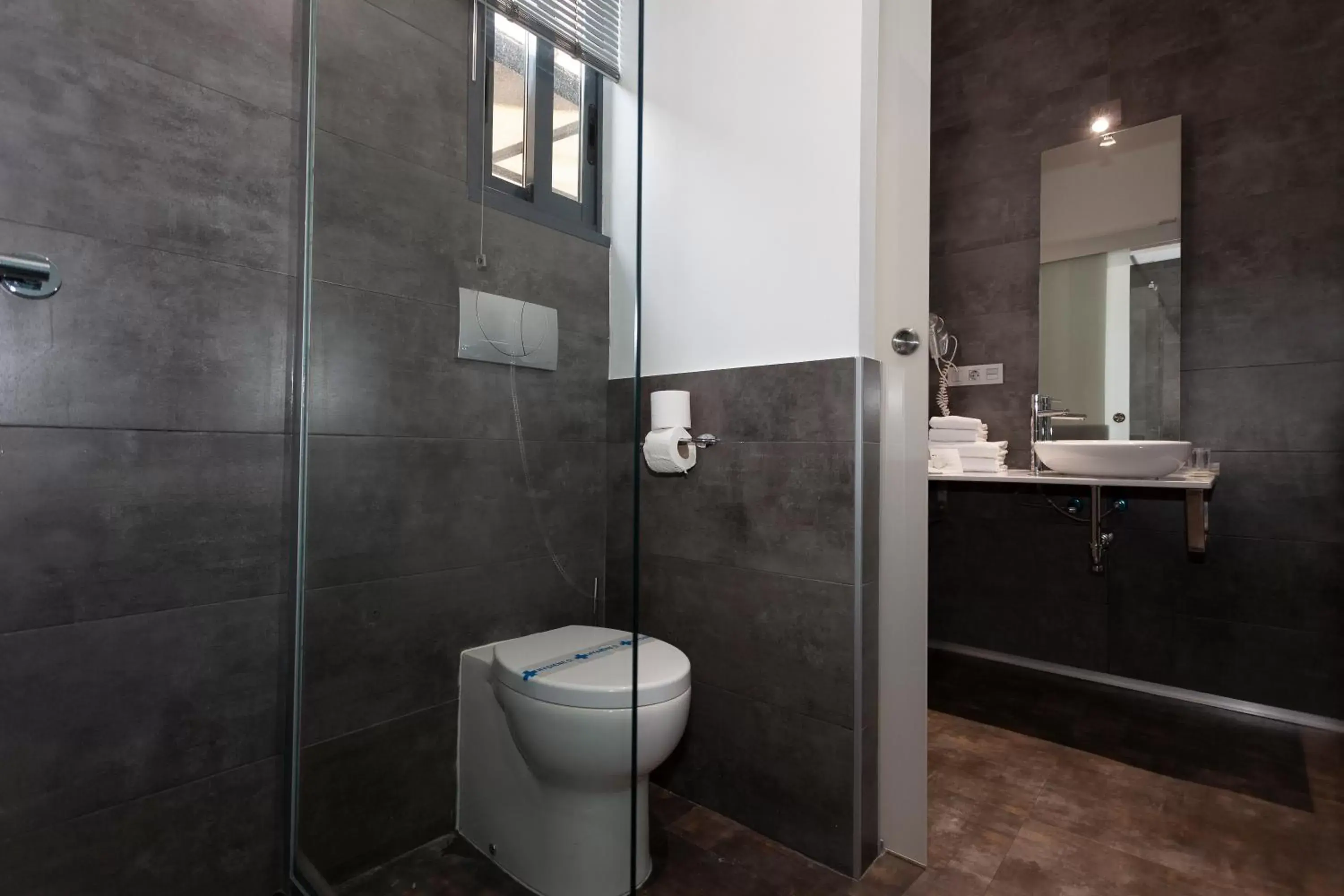 Bathroom in AACR Hotel Monteolivos