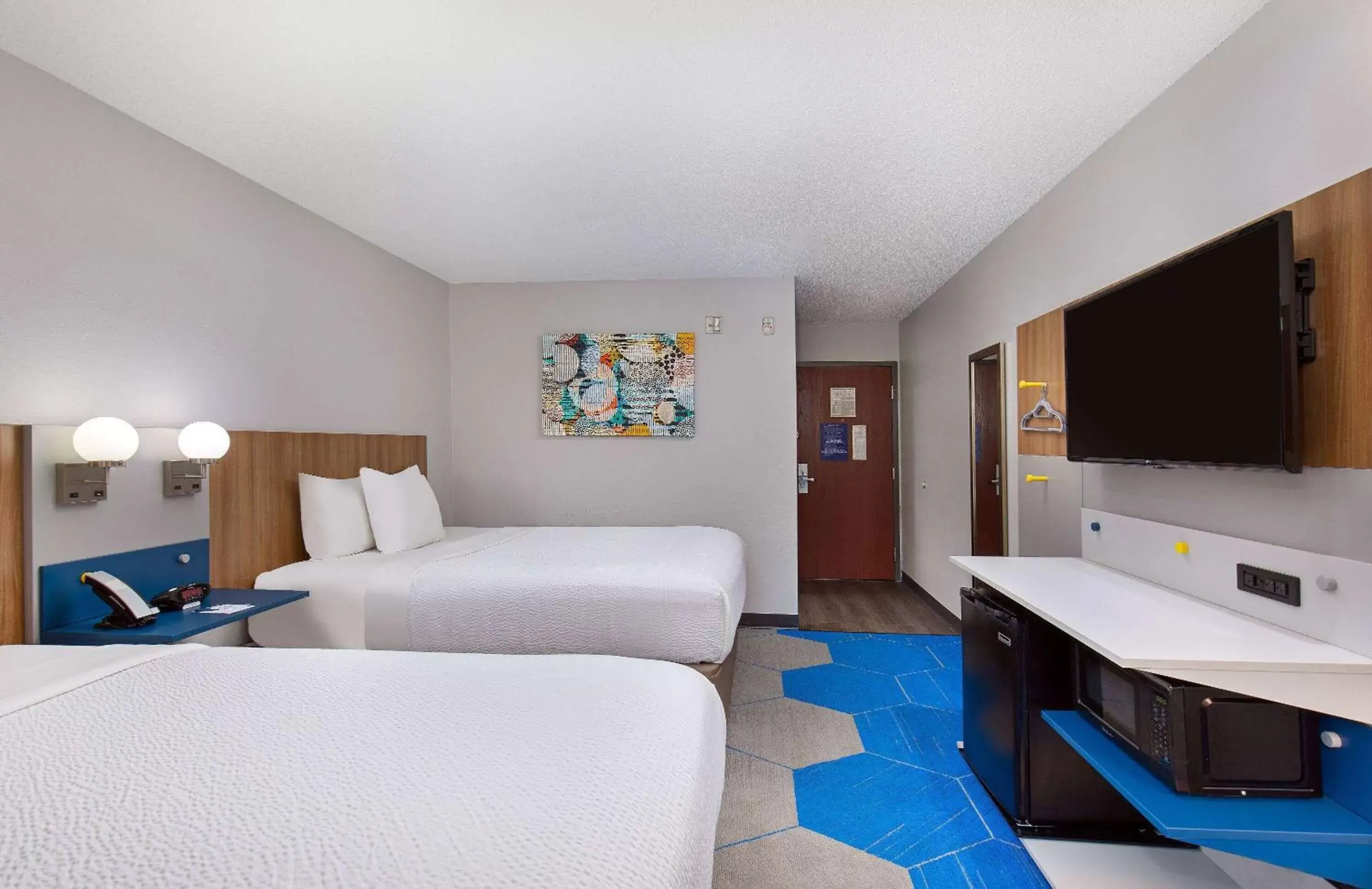 TV and multimedia, TV/Entertainment Center in Microtel Inn & Suites Columbus North