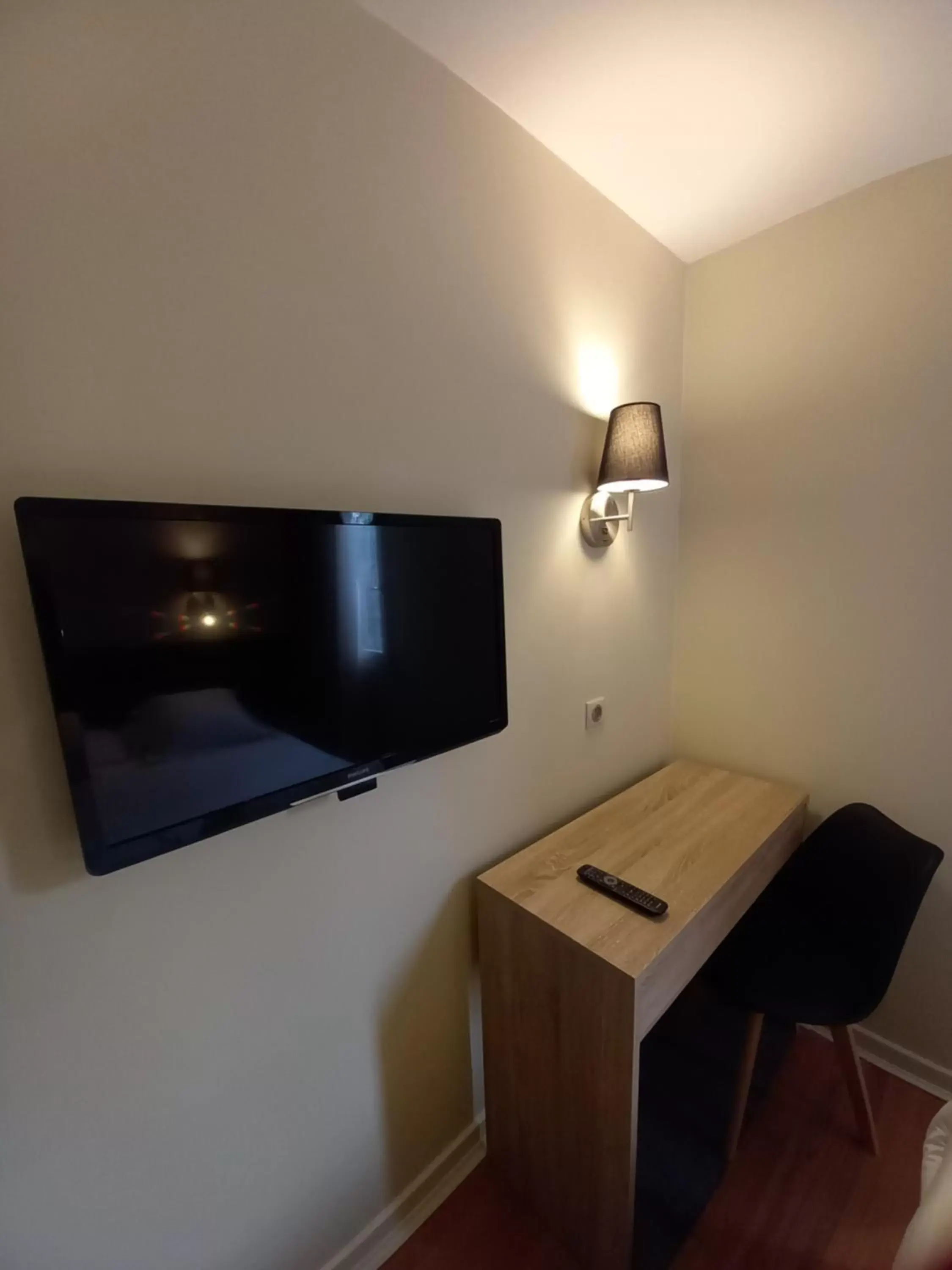 Seating area, TV/Entertainment Center in Kyriad Nîmes Ouest A9