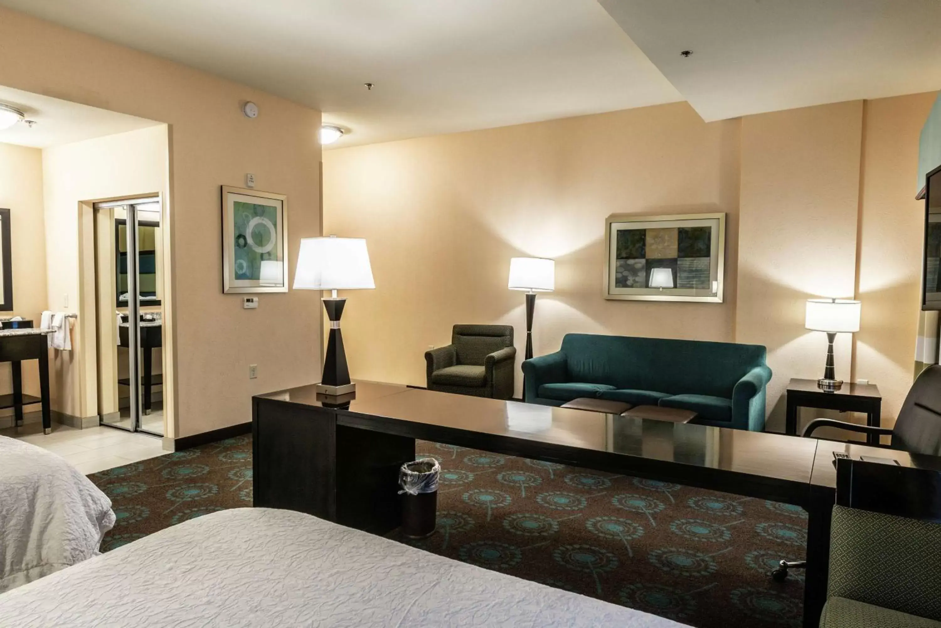 Photo of the whole room, Bed in Hampton Inn & Suites Salt Lake City/Farmington