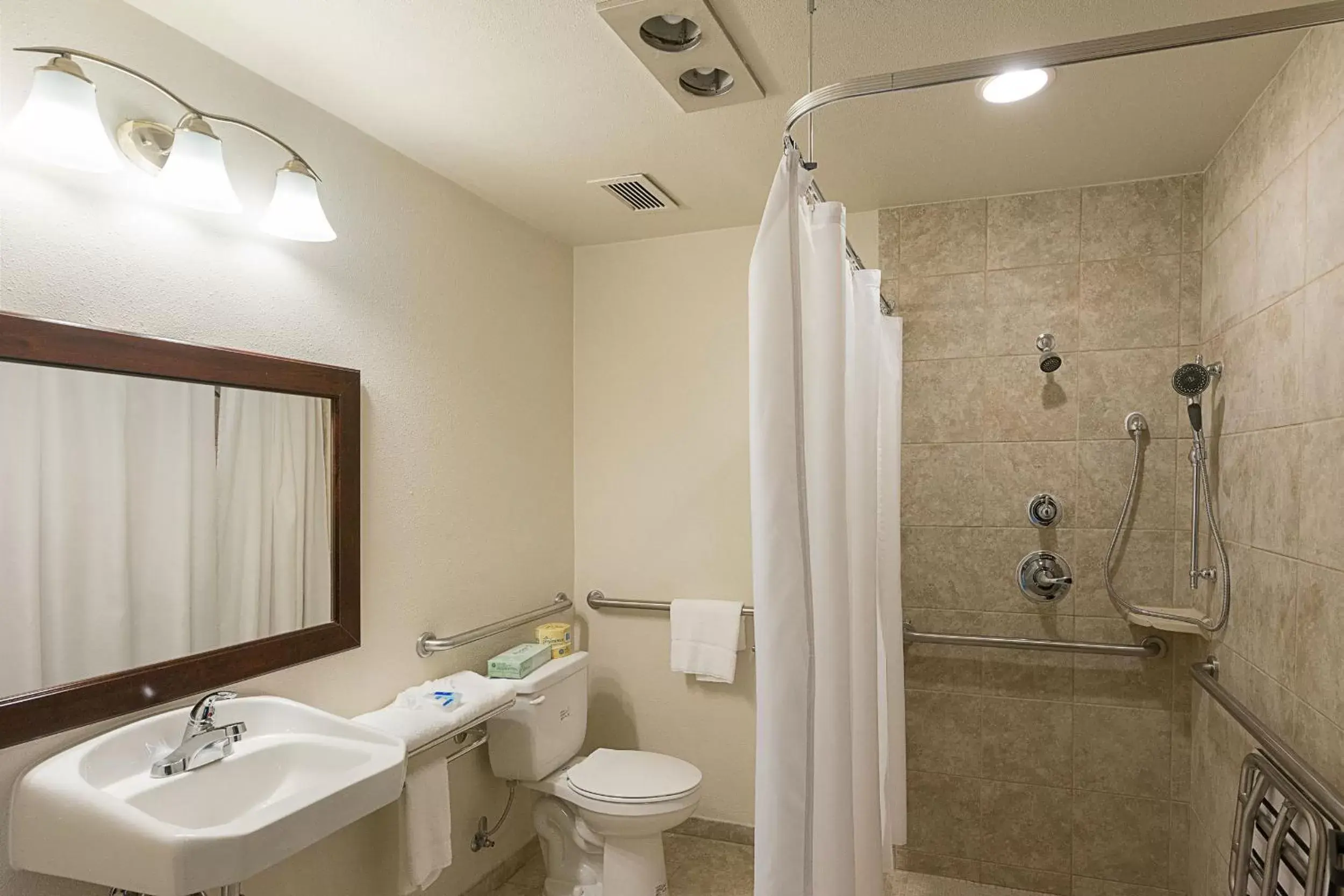 Shower, Bathroom in Rodeway Inn & Suites Portland - Jantzen Beach