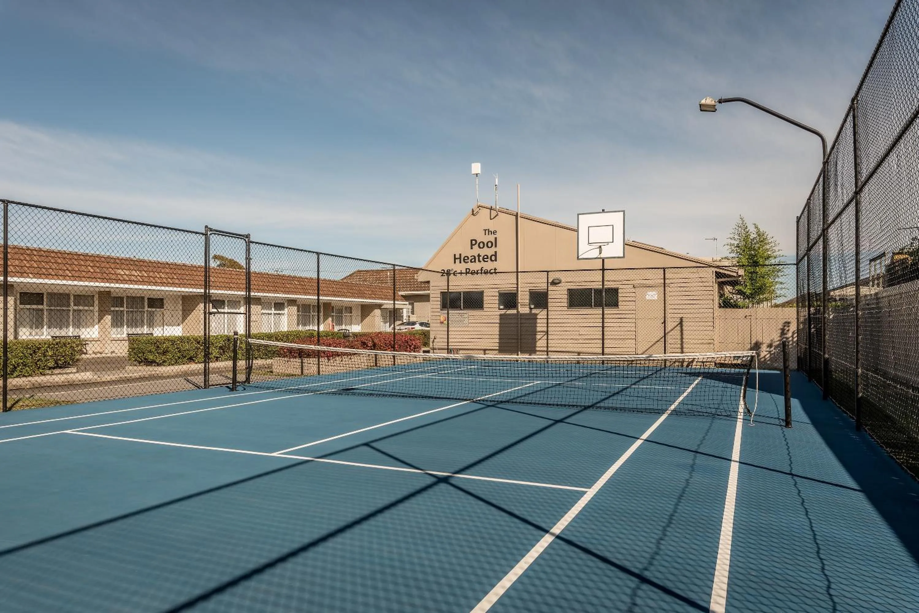 Tennis court in Barclay Motor Inn