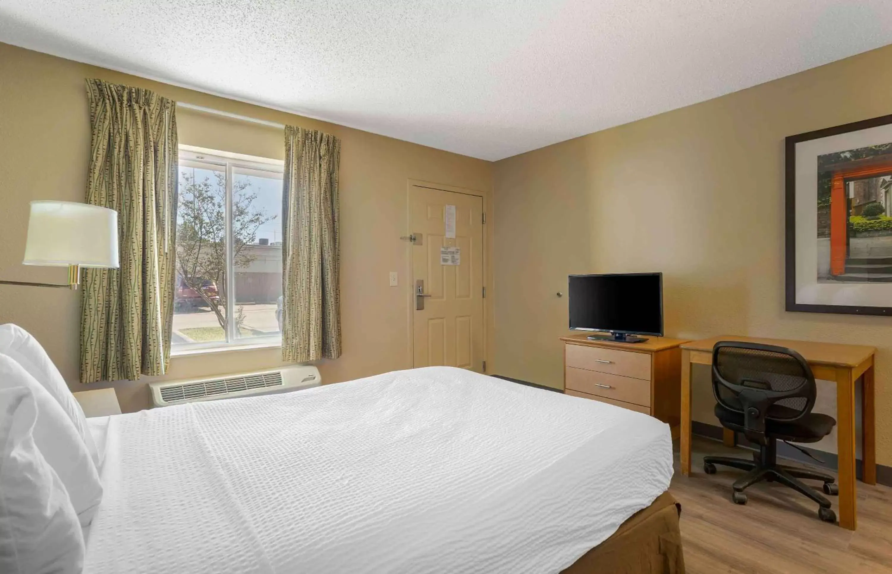 Bedroom, Bed in Extended Stay America Suites - Houston - The Woodlands