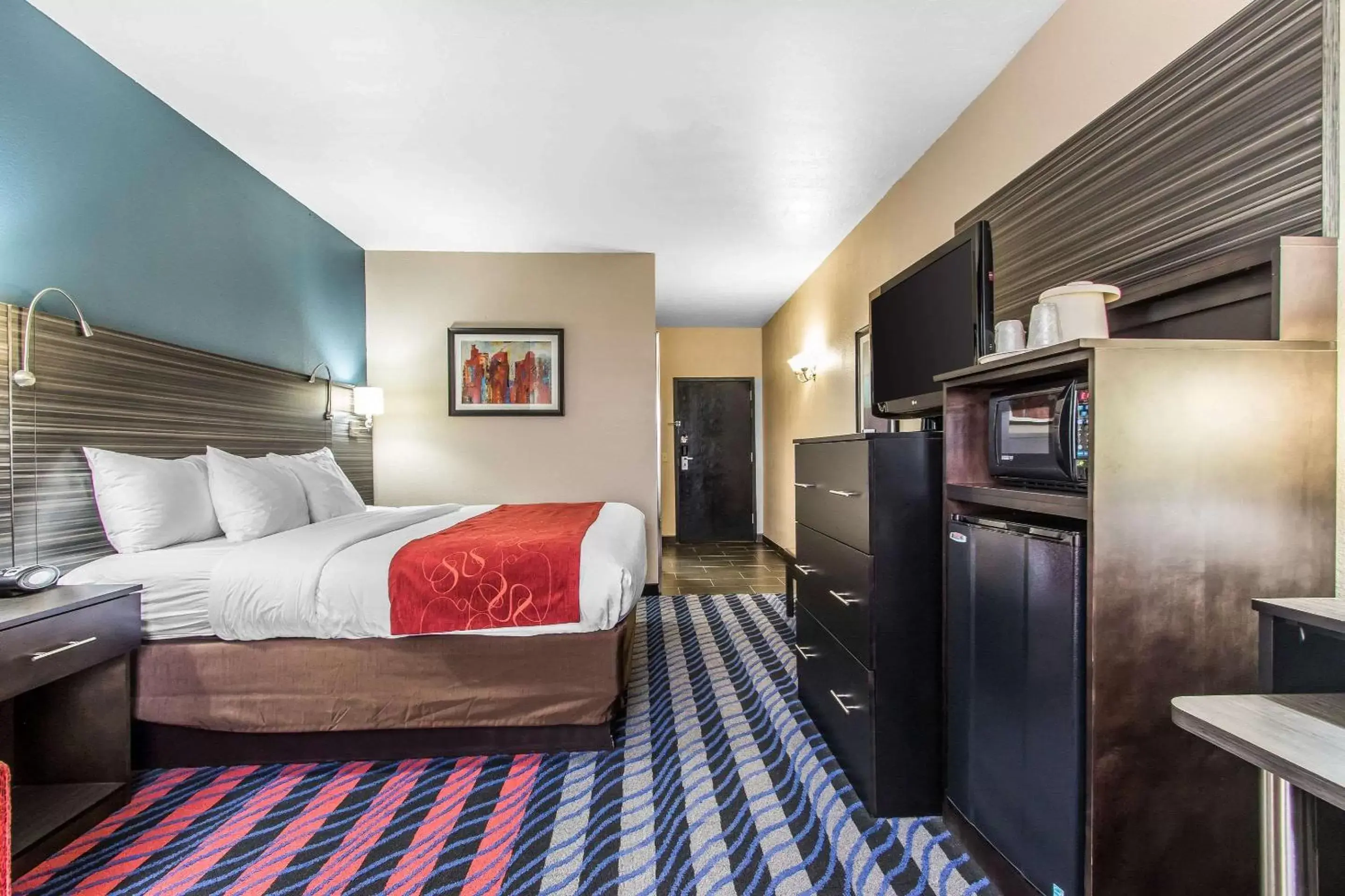 Photo of the whole room, Bed in Comfort Suites Fairgrounds West