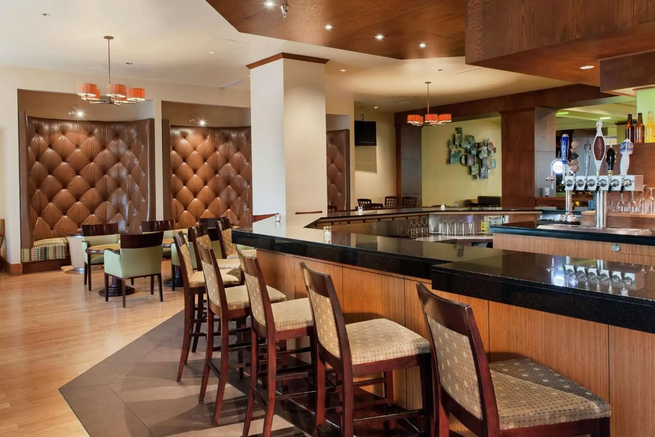 Lounge or bar, Restaurant/Places to Eat in DoubleTree by Hilton Hotel & Executive Meeting Center Omaha-Downtown