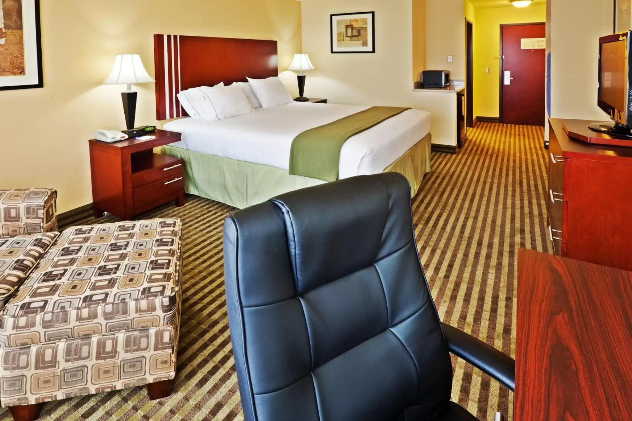 Photo of the whole room, Bed in Holiday Inn Express & Suites Perry, an IHG Hotel