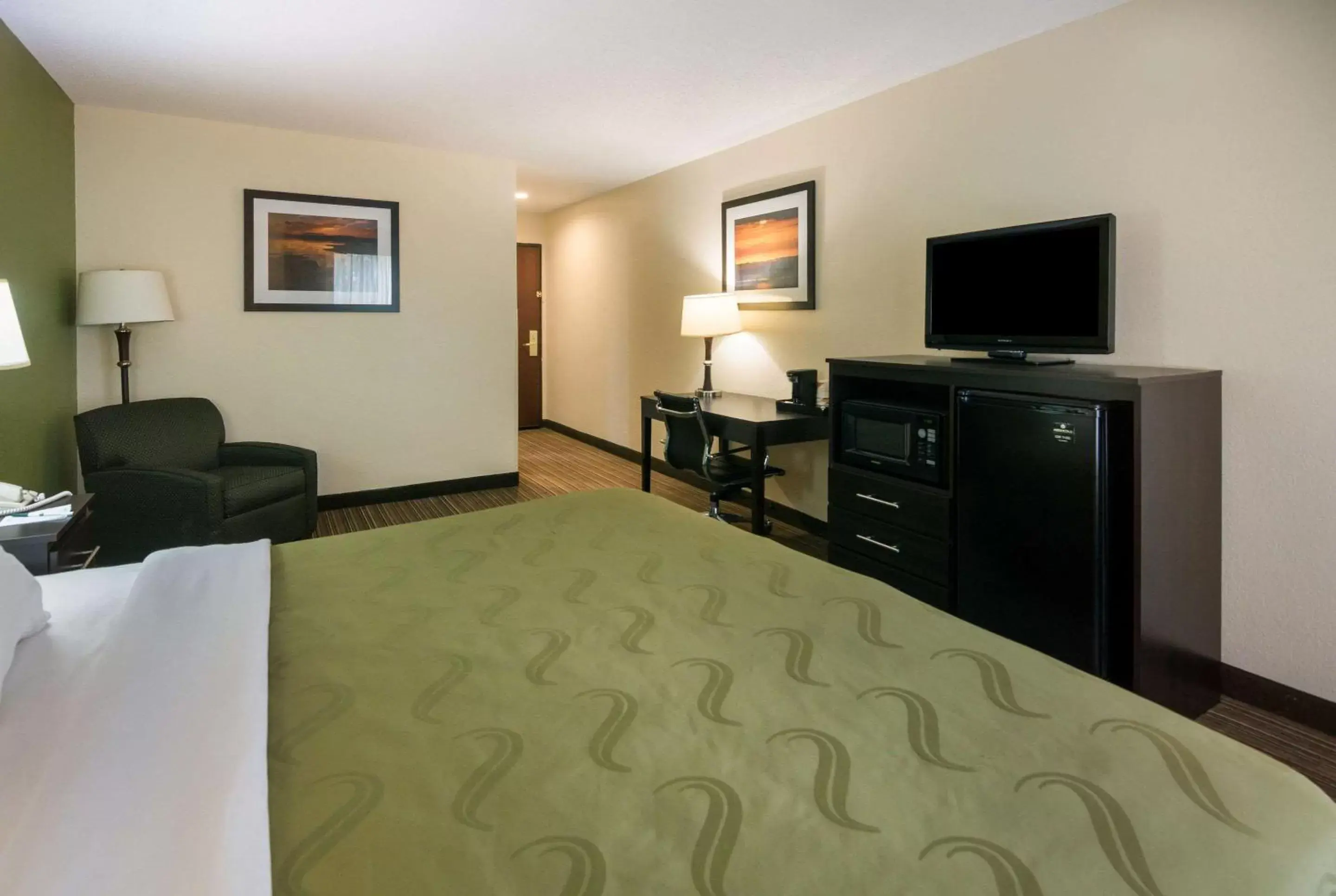 Bedroom, TV/Entertainment Center in Quality Inn & Suites Granbury