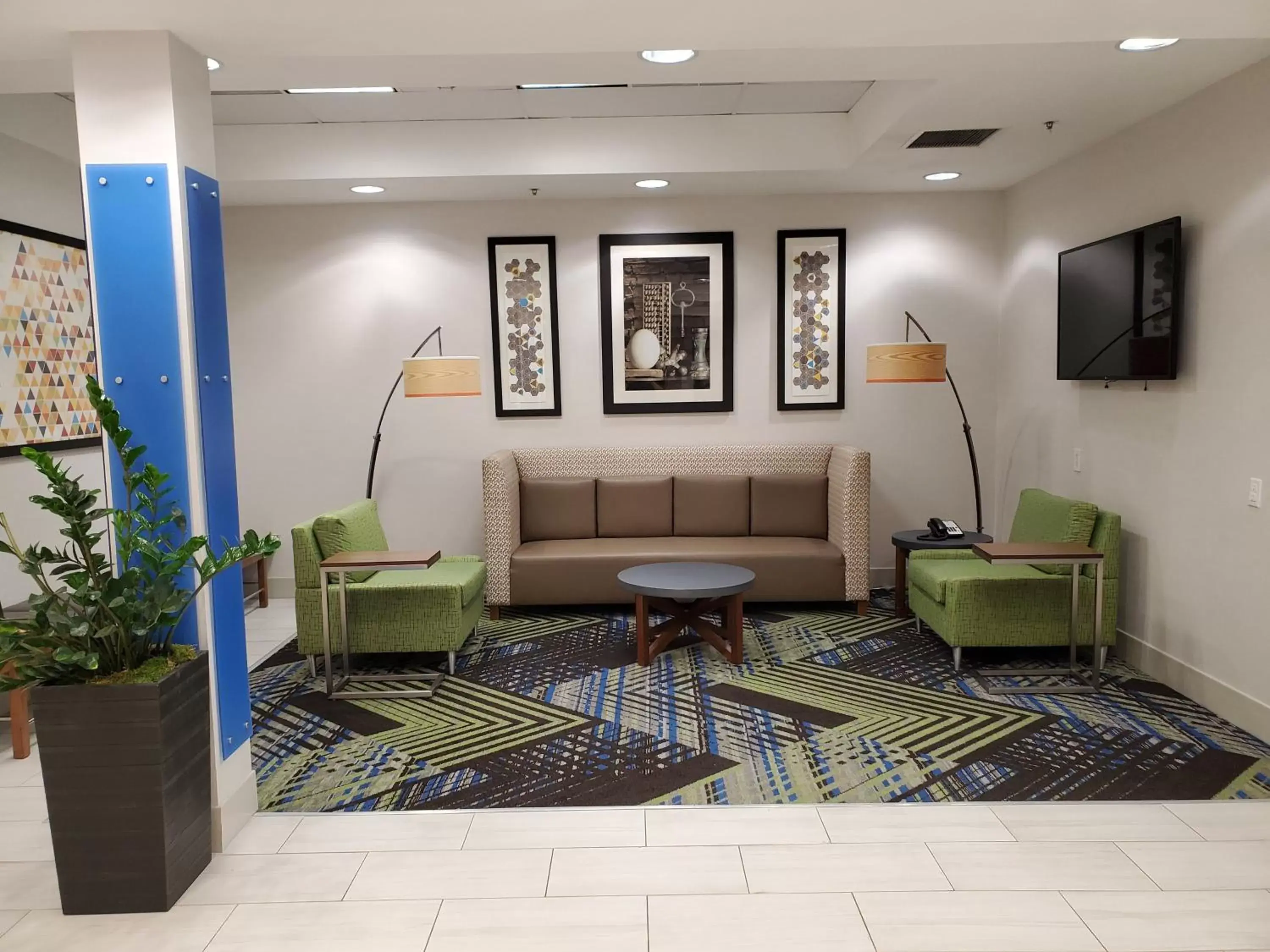 Lobby or reception, Seating Area in Holiday Inn Express Hotel & Suites Seattle North - Lynnwood, an IHG Hotel