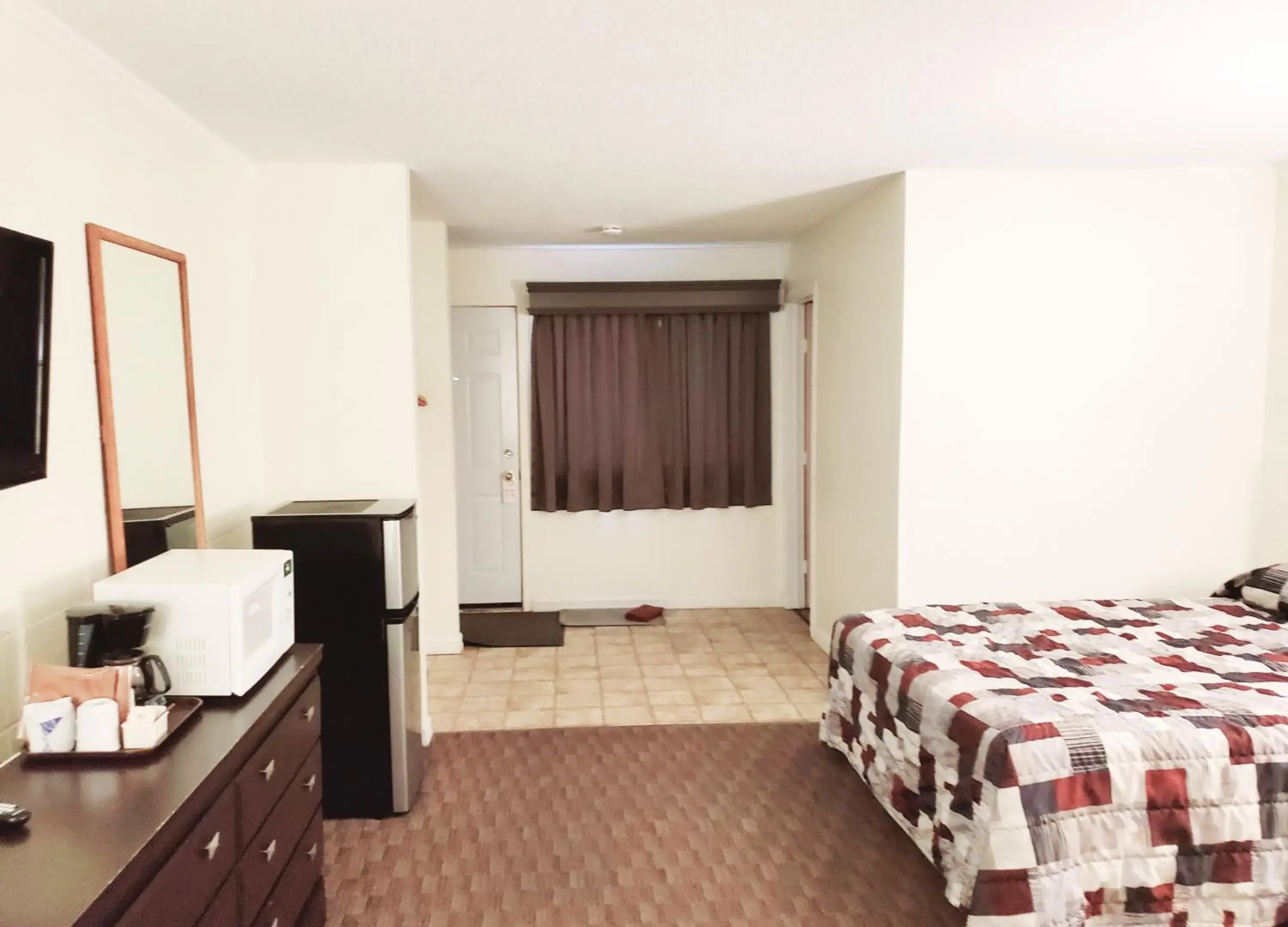 Photo of the whole room, TV/Entertainment Center in Canadian Motor Inn
