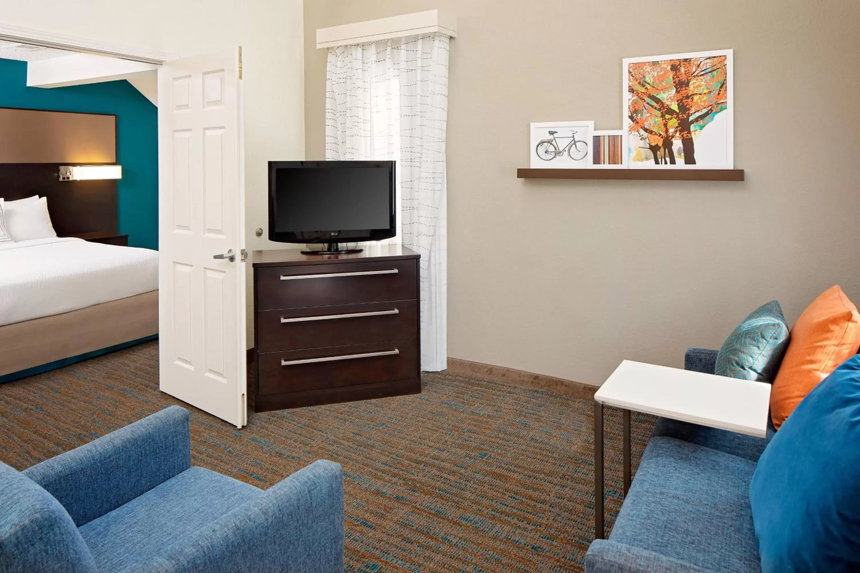 Photo of the whole room, TV/Entertainment Center in Residence Inn Palo Alto Mountain View