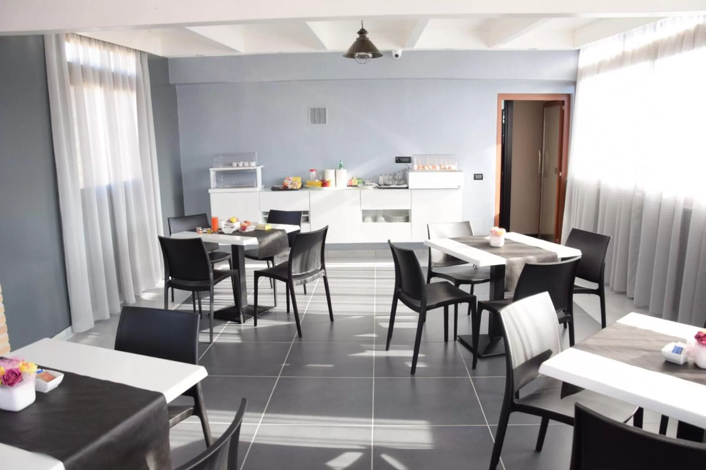 Restaurant/places to eat in Fly Boutique Hotel