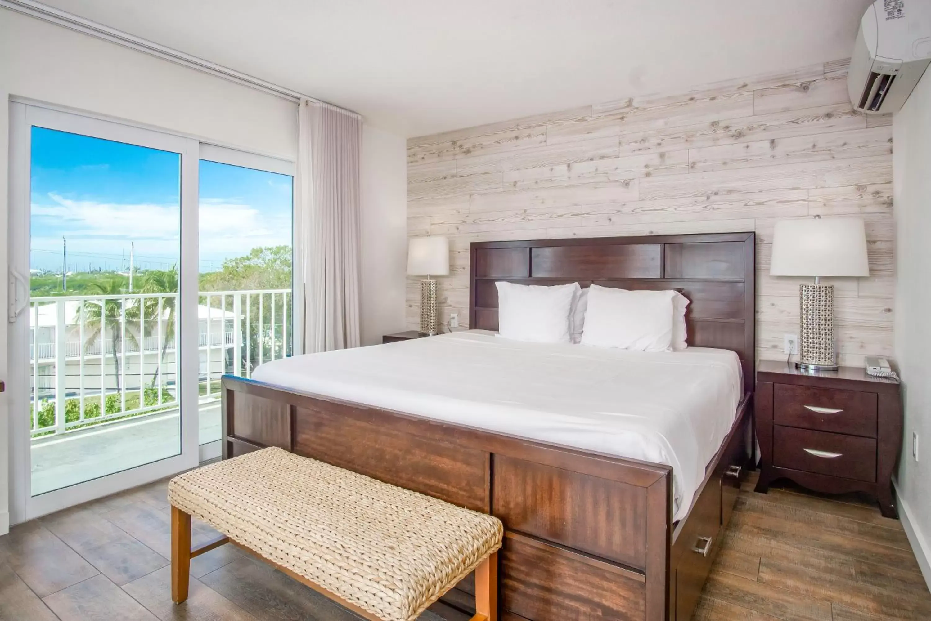 Bedroom, Bed in Skipjack Resort & Marina