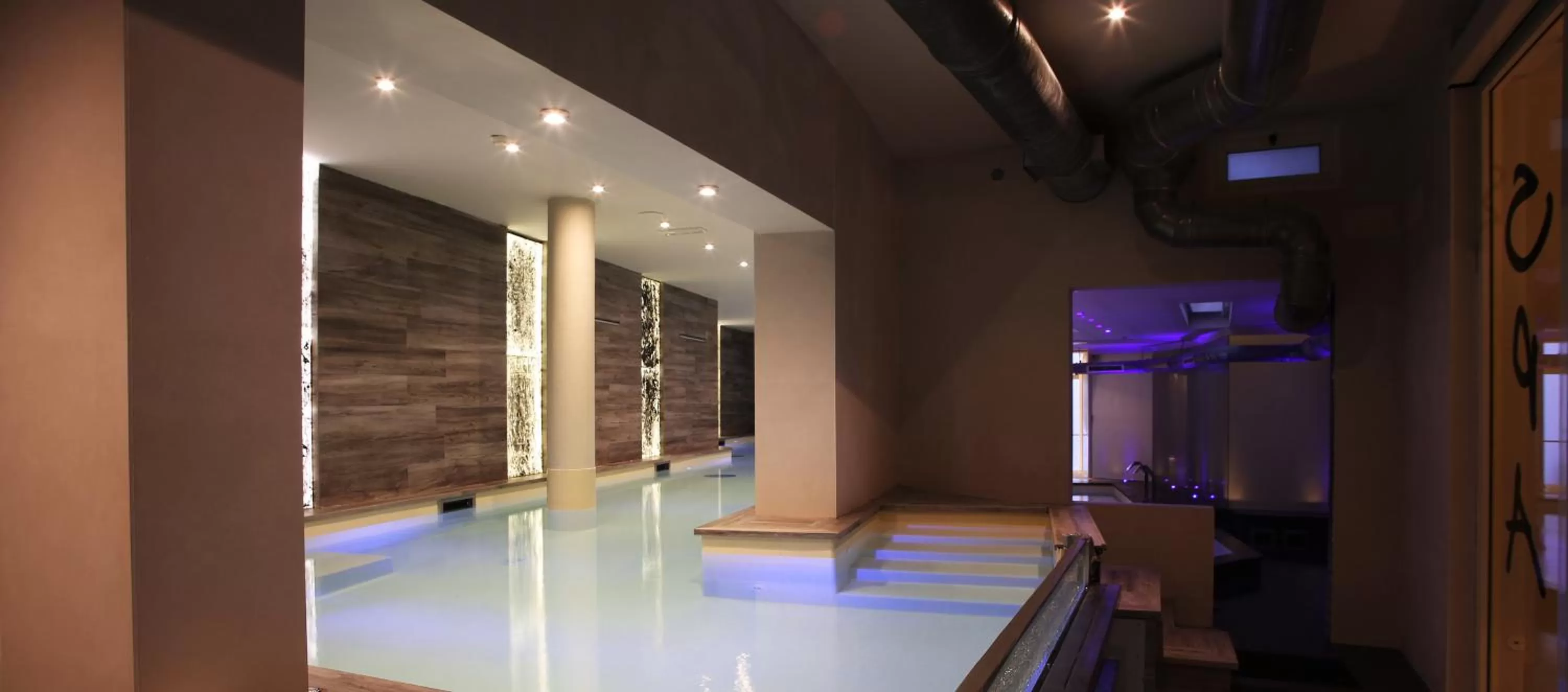 Hot Spring Bath in Hotel Columbia Wellness & Spa