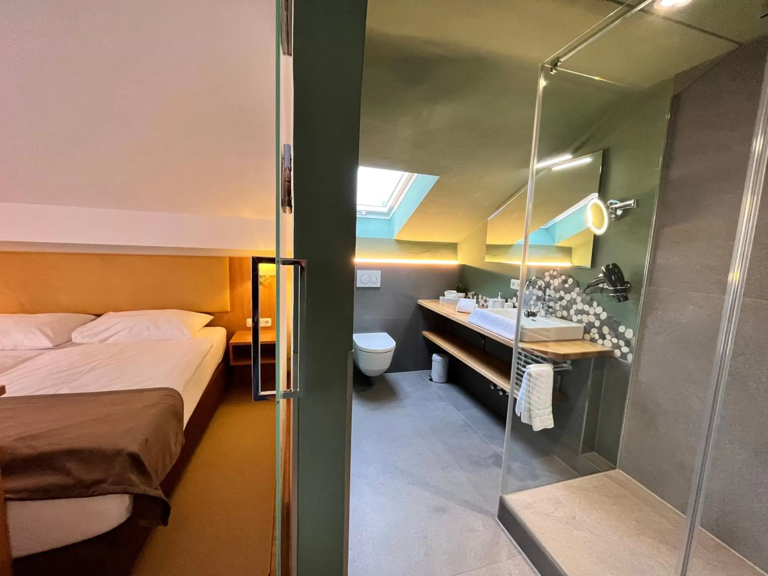 Shower, Bed in Hotel Garni Brunnthaler