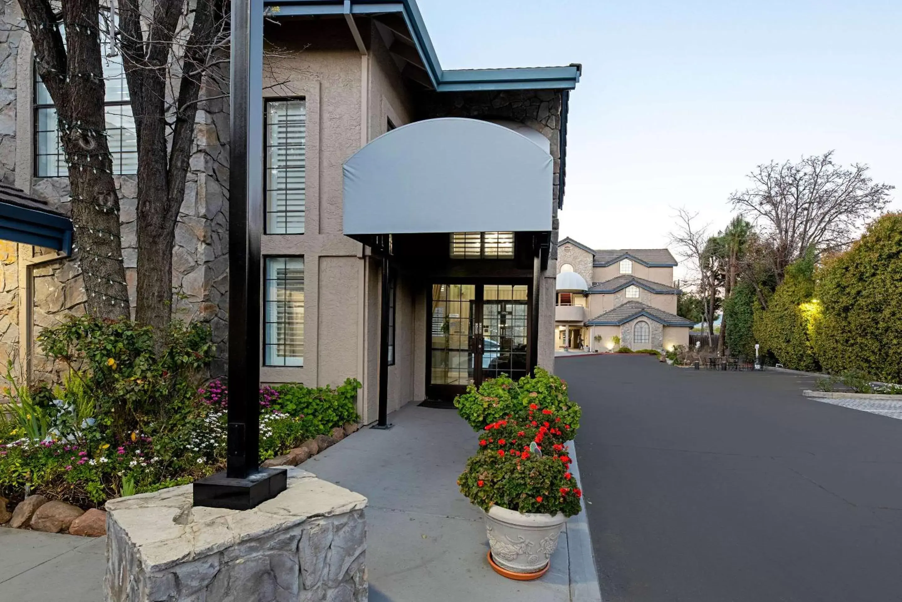 Property Building in Clarion Inn Silicon Valley